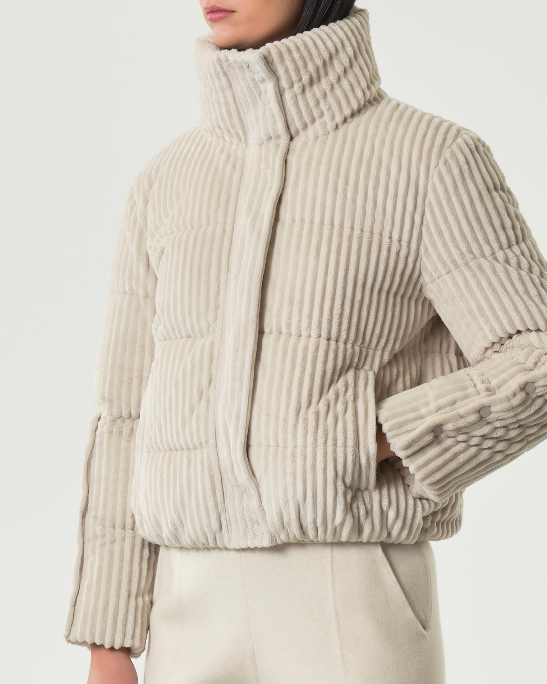 Piumino color gesso Hlo! in tessuto di velluto a coste con collo alto image