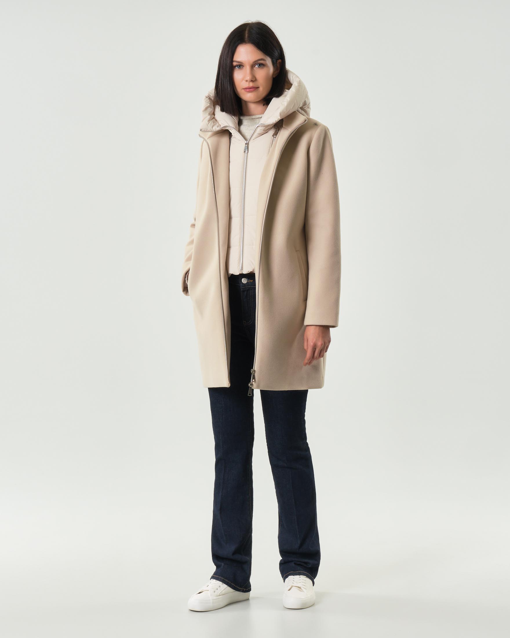 Cappottino beige in tessuto diagonale con scollo a rever e pettorina e cappuccio imbottiti in nylon removibili