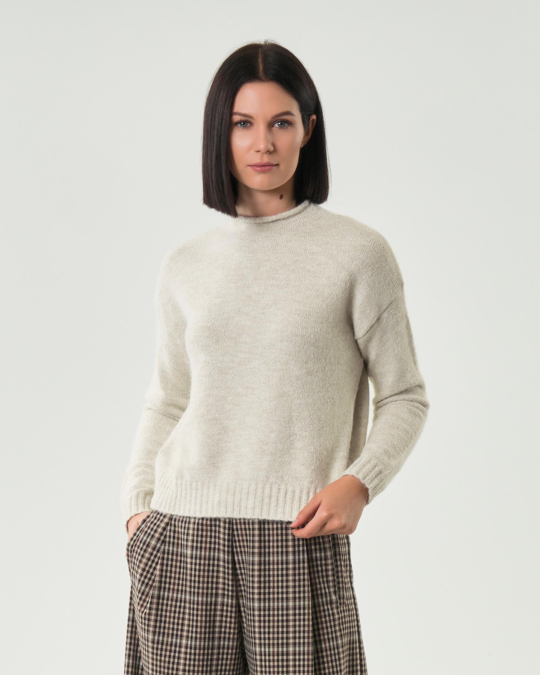 Maglia beige melange in bouclè in misto viscosa con collo a cratere con orlo a vivo