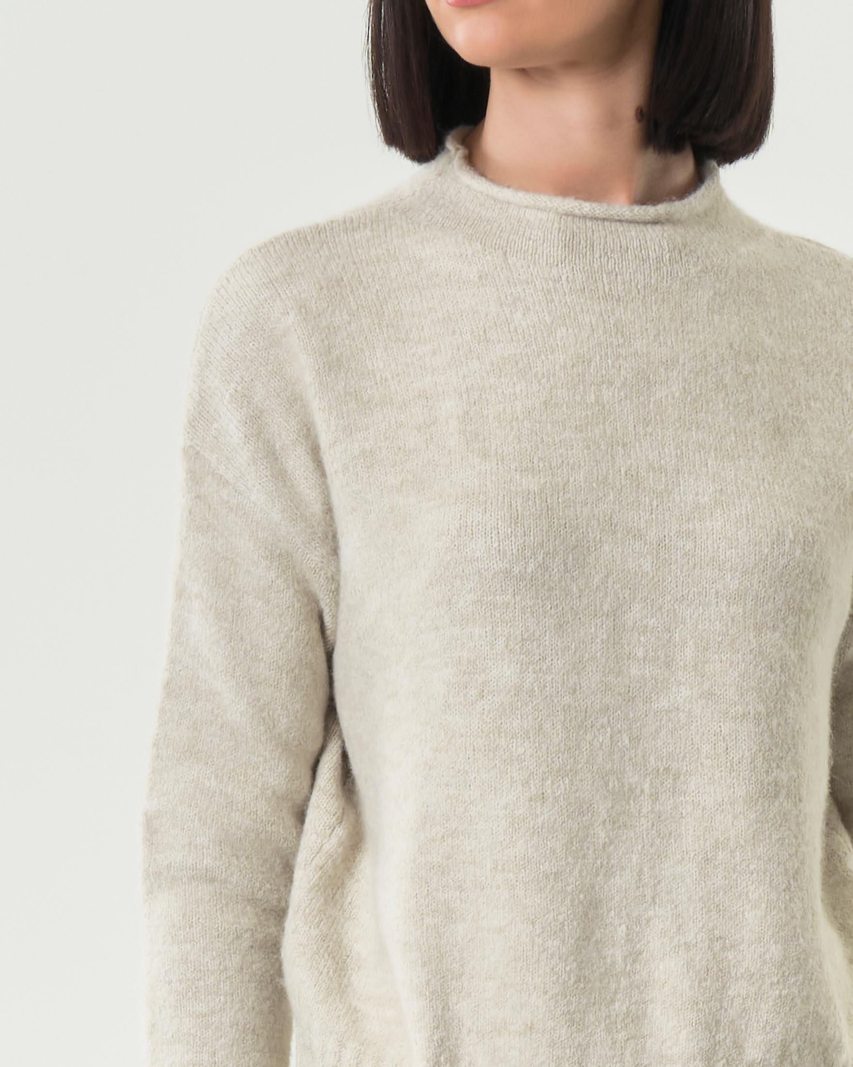 Maglia beige melange Hlo! in bouclè in misto viscosa con collo a cratere con orlo a vivo image