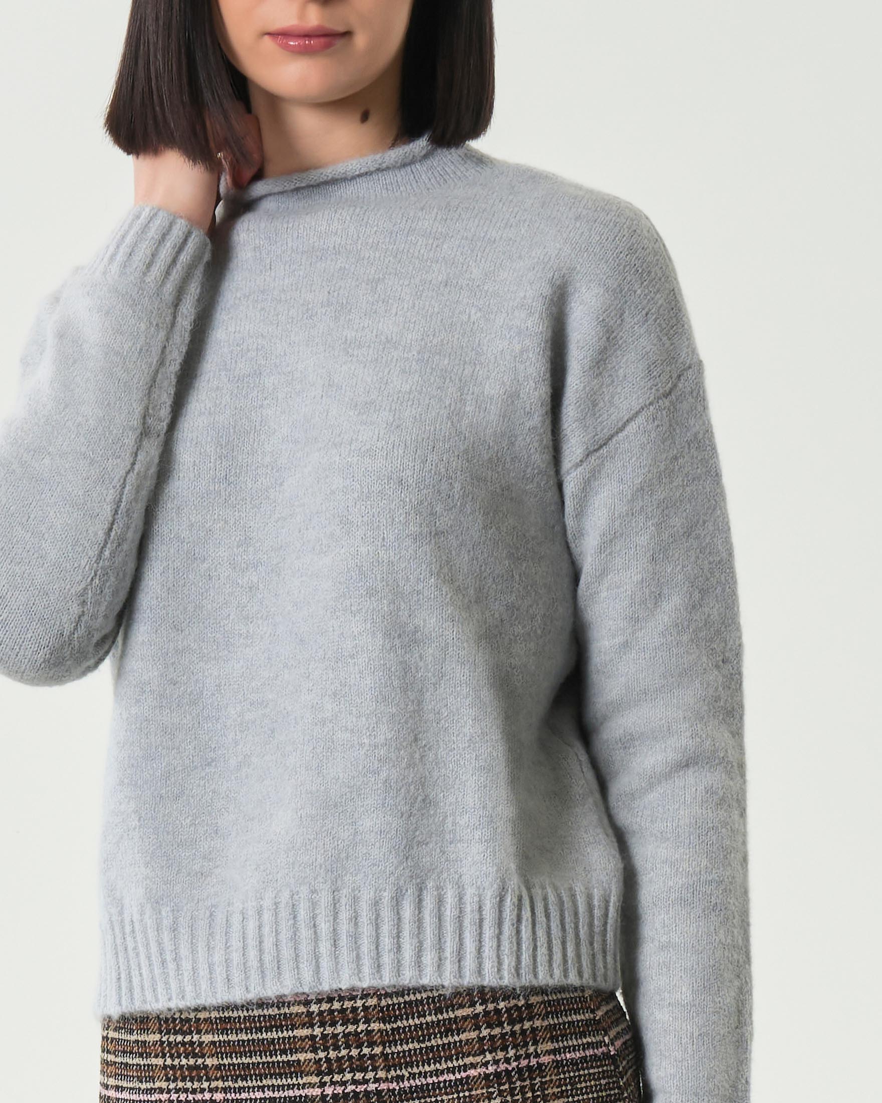 Maglia grgiio melange Hlo! in bouclè in misto viscosa con collo a cratere con orlo a vivo image
