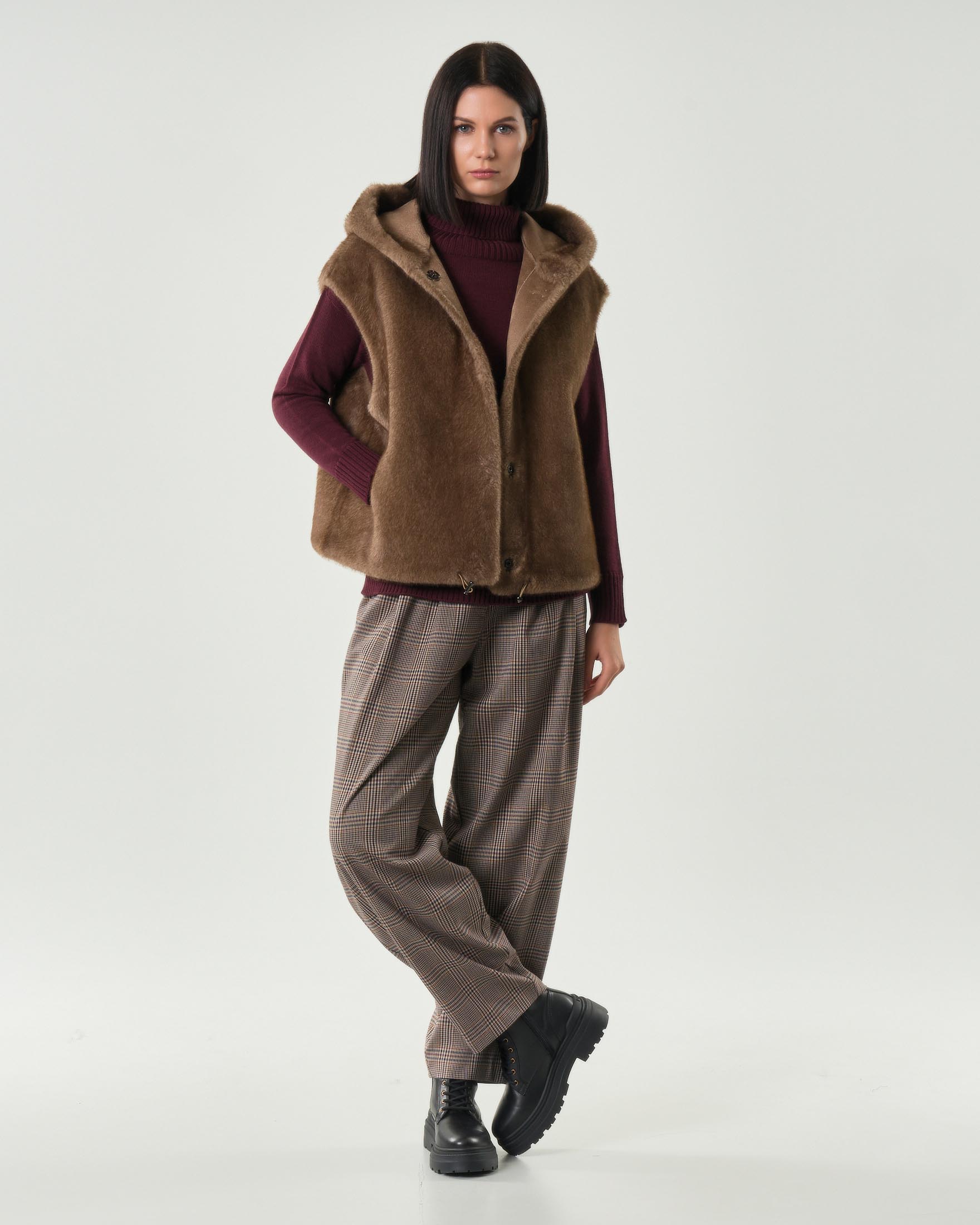 Gilet marrone a bomber Hlo! in ecovisone con cappuccio ed elastico inserito al fondo