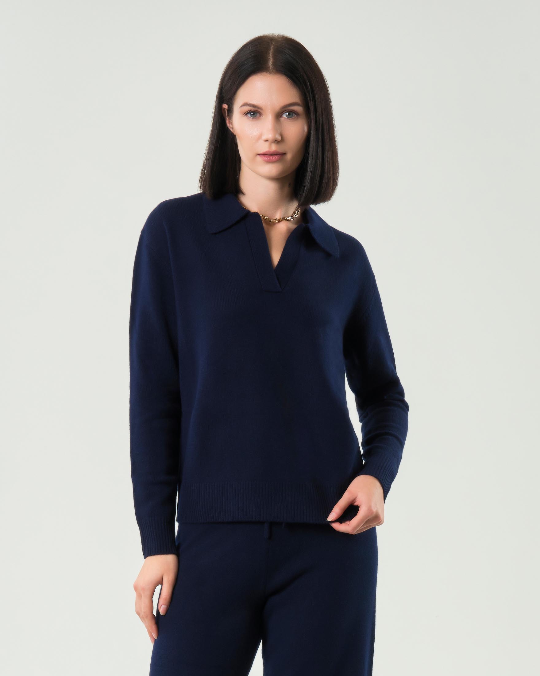 Maglia blu MC2 Saint Barth in lana e cashmere con colletto a polo e apertura a V con scritta logo ricamata