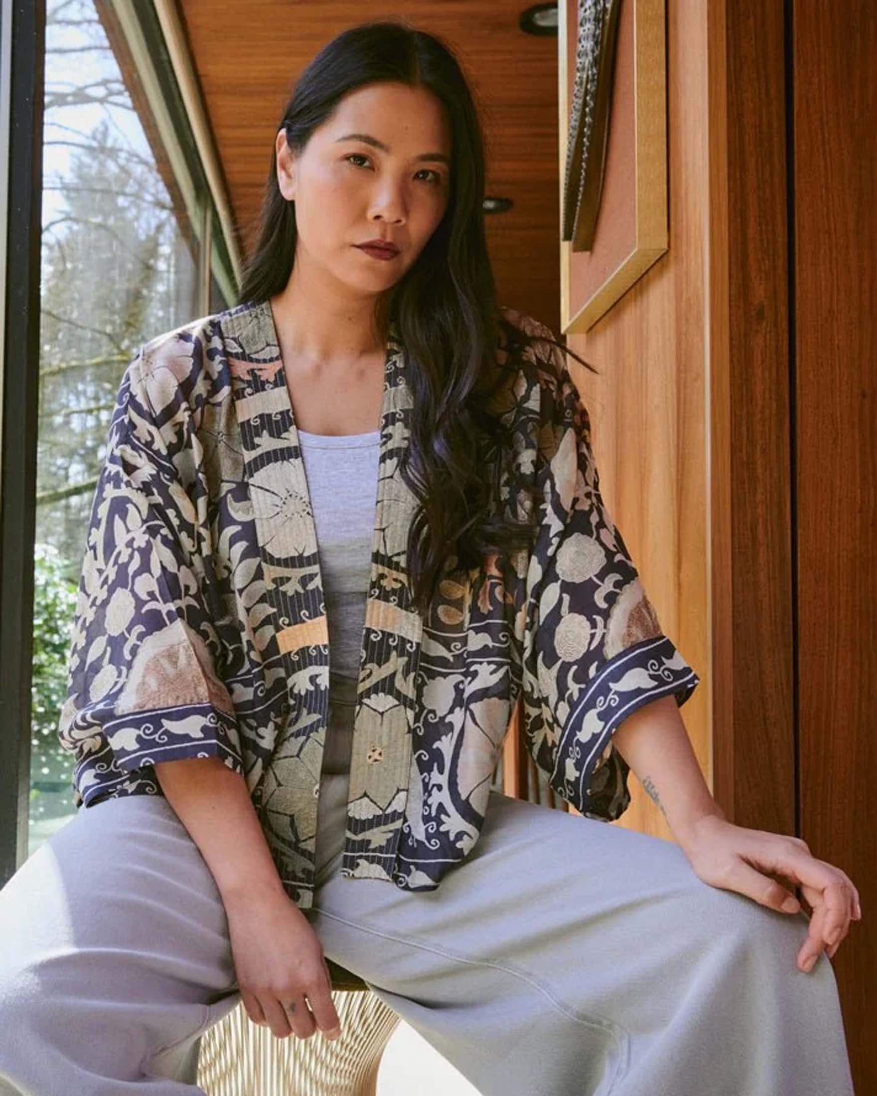 Kimono corto blu One Hundred Stars in modal e cupro a fantasia fiori beige image