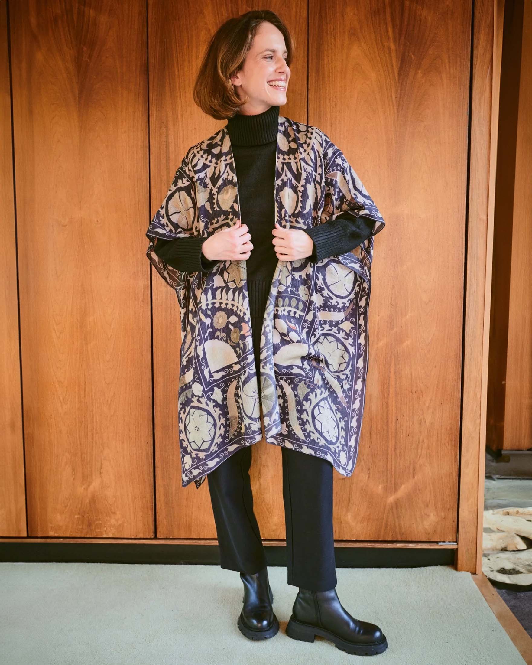 Kimono lungo blu One Hundred Stars a fantasia fiori beige in pura lana con maniche a tre quarti e spacchi laterali image