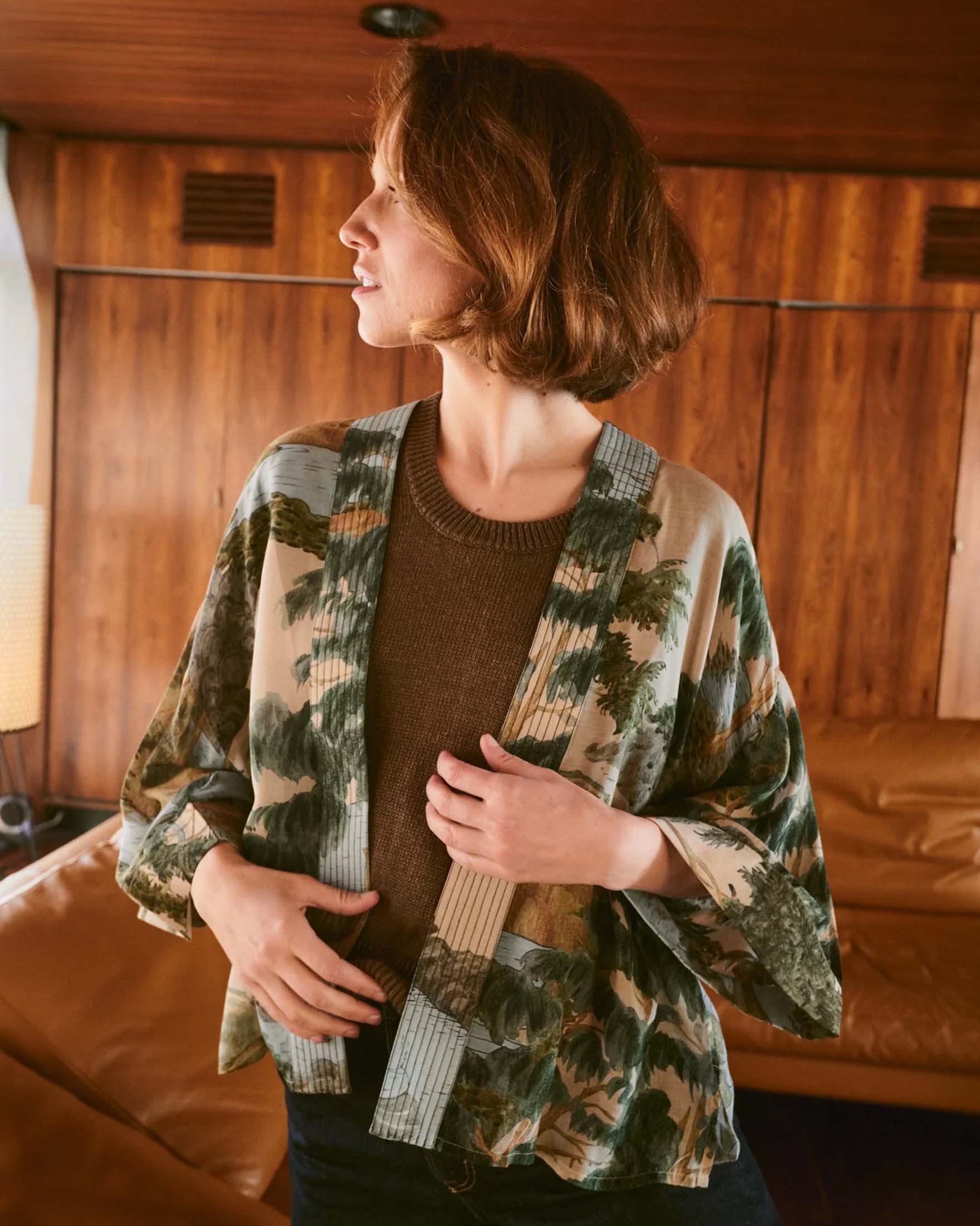 Kimono corto beige One Hundred Stars in modal e cupro a fantasia paesaggio alberato image