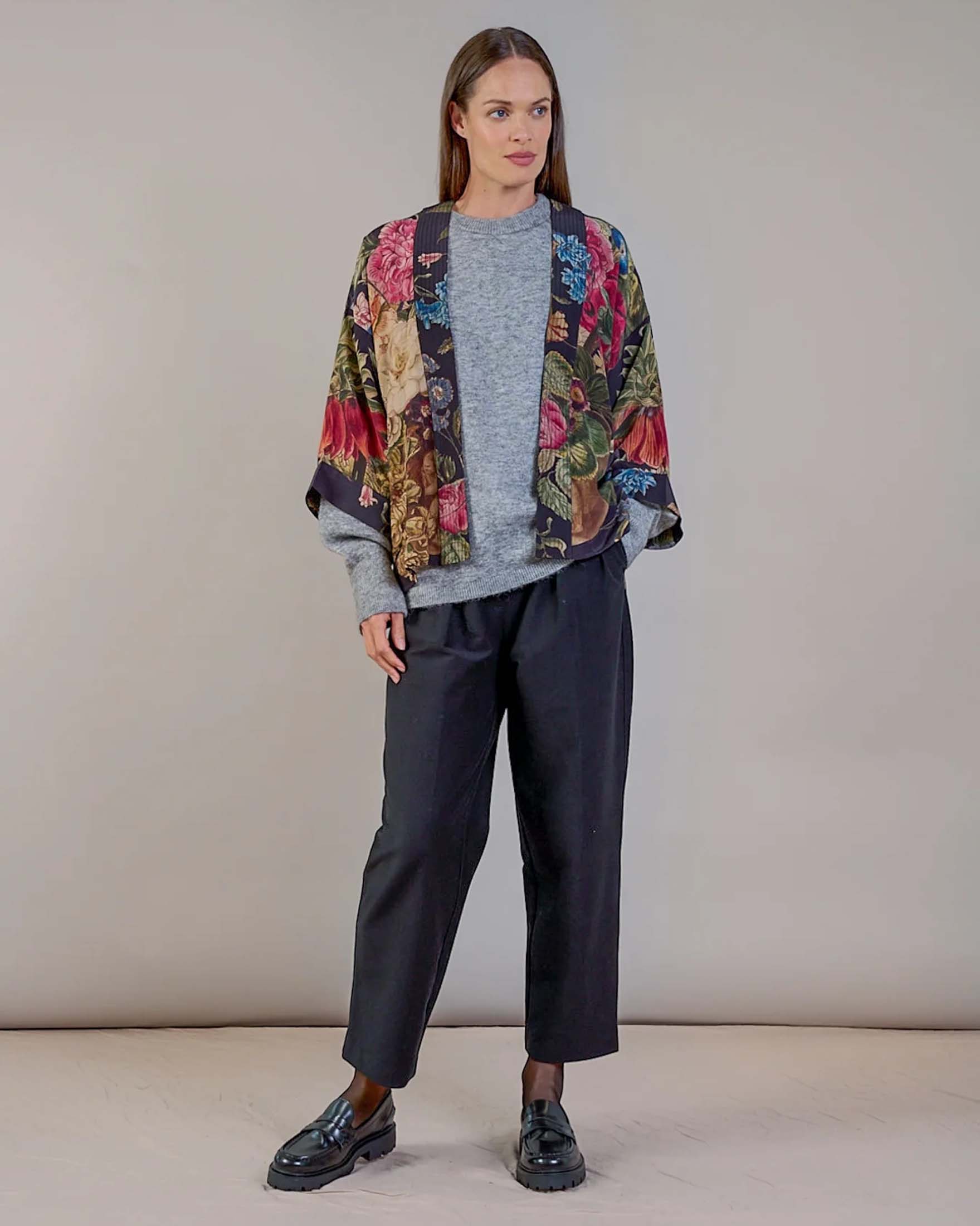 Kimono corto nero One Hundred Stars in modal e cupro a fantasia fiori multicolore image