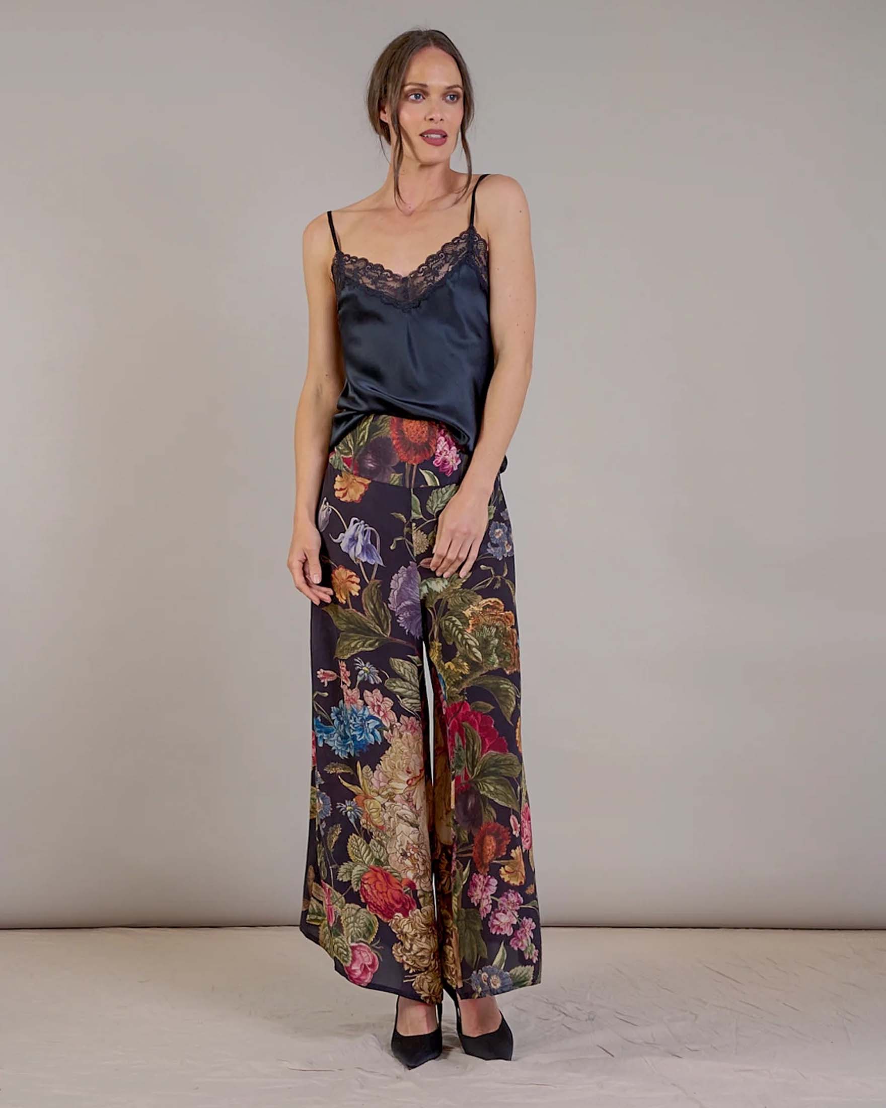 Pantaloni palazzo neri in crêpe di viscosa e cupro a fantasia fiori multicolore
