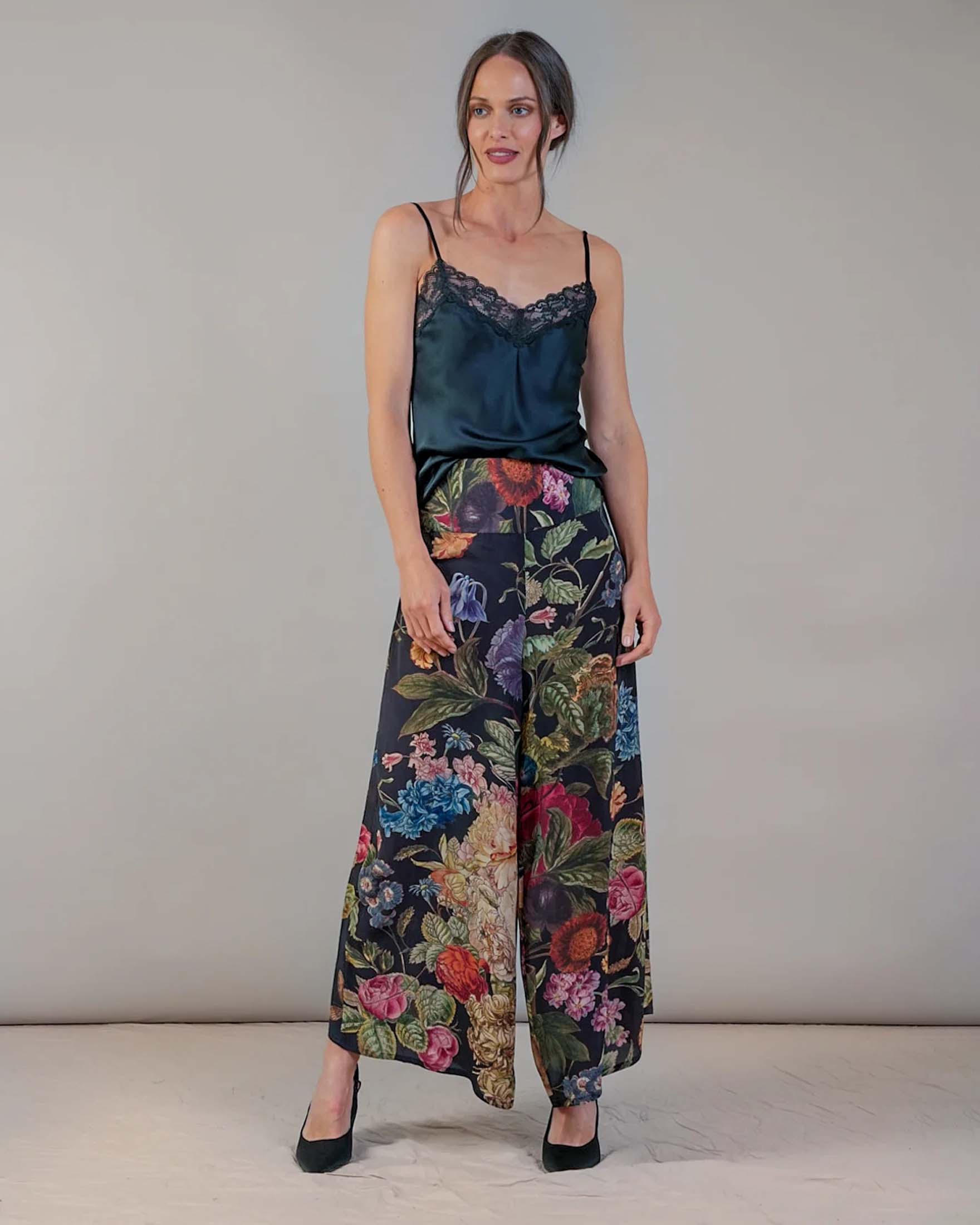 Pantaloni palazzo neri One Hundred Stars in crêpe di viscosa e cupro a fantasia fiori multicolore image