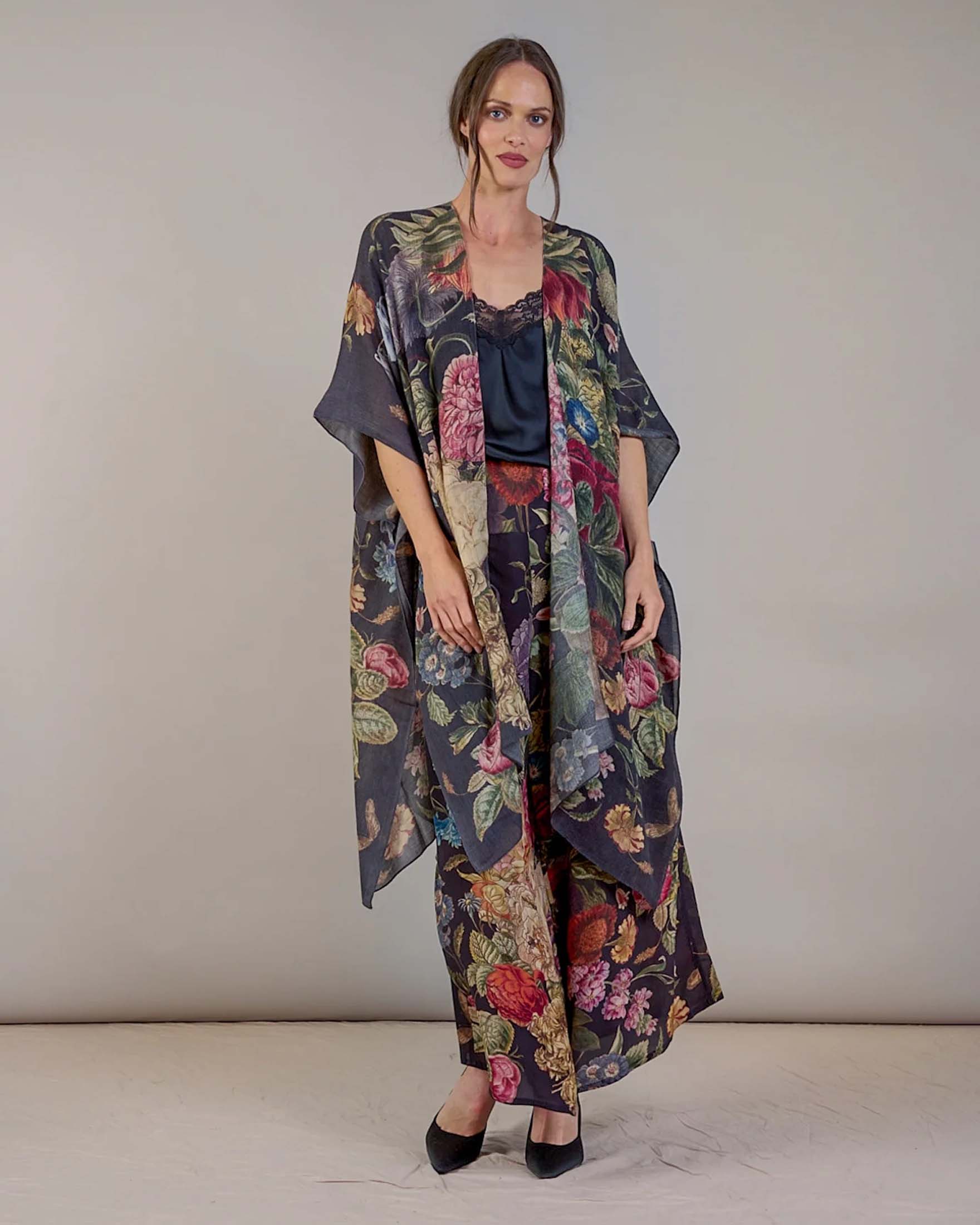 Kimono lungo nero One Hundred Stars a fantasia fiori multicolore in pura lana con maniche a tre quarti e spacchi laterali image