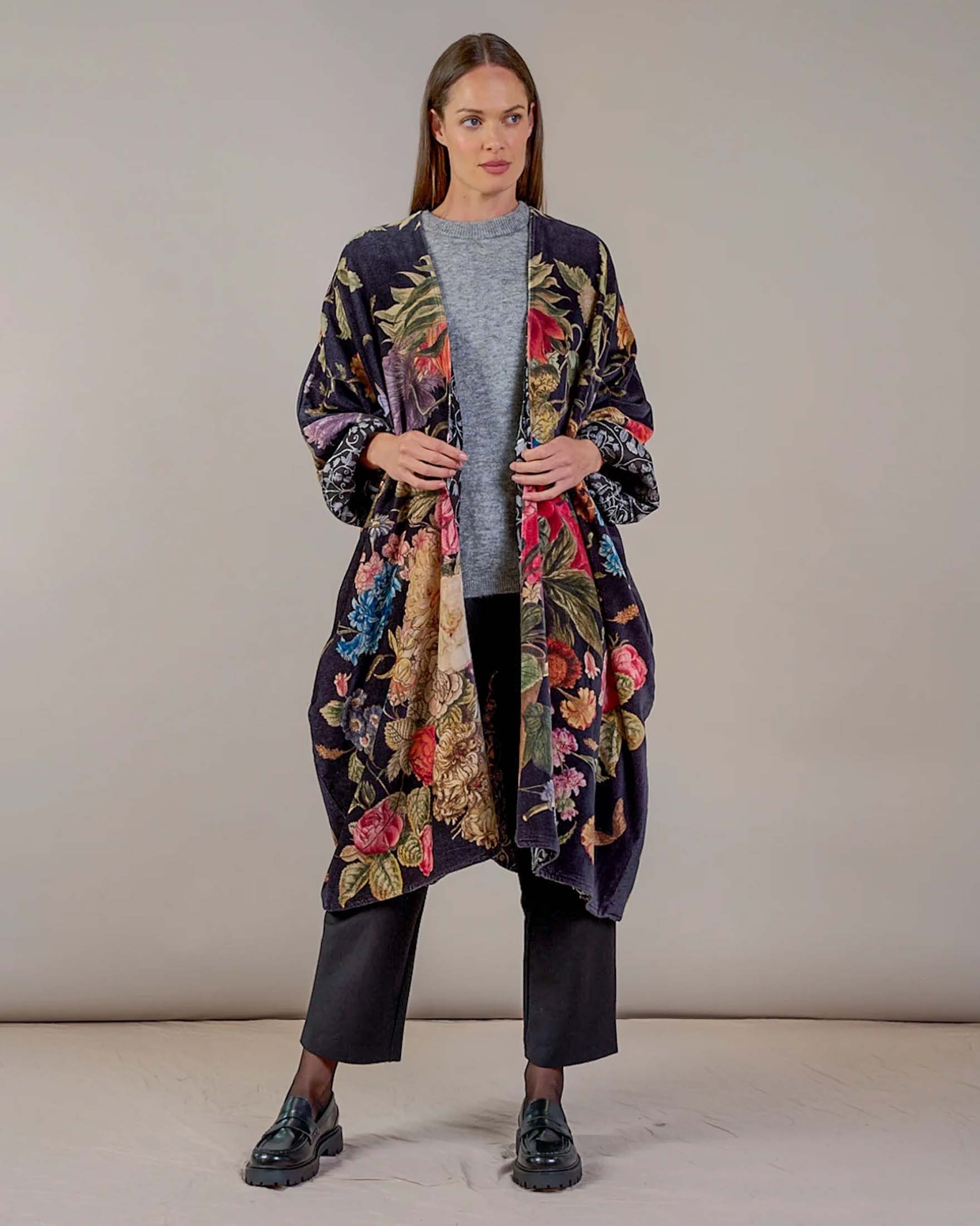 Kimono lungo nero One Hundred Stars in velluto a motivo fiori multicolore image