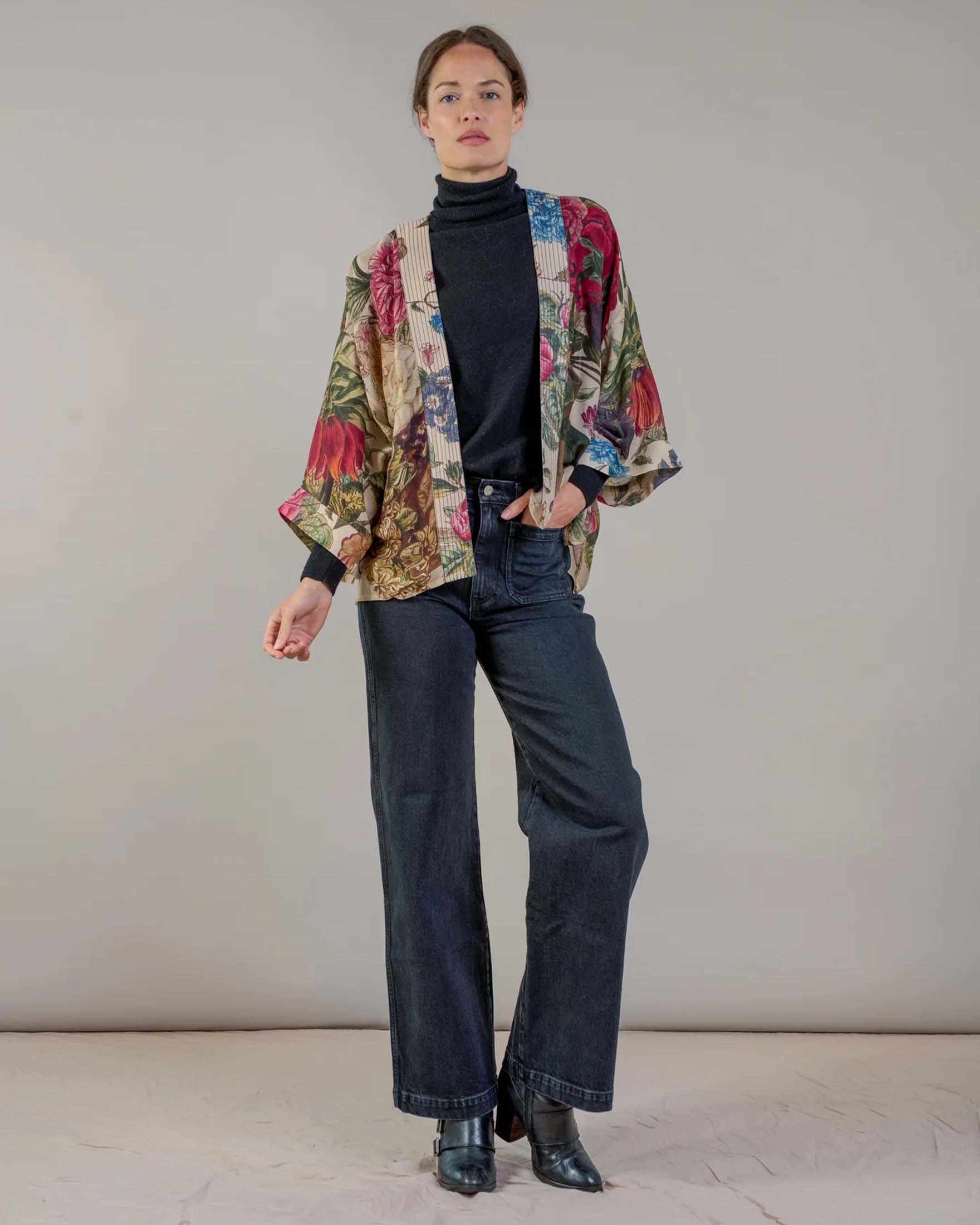 Kimono corto beige One Hundred Stars in modal e cupro a fantasia fiori multicolore image