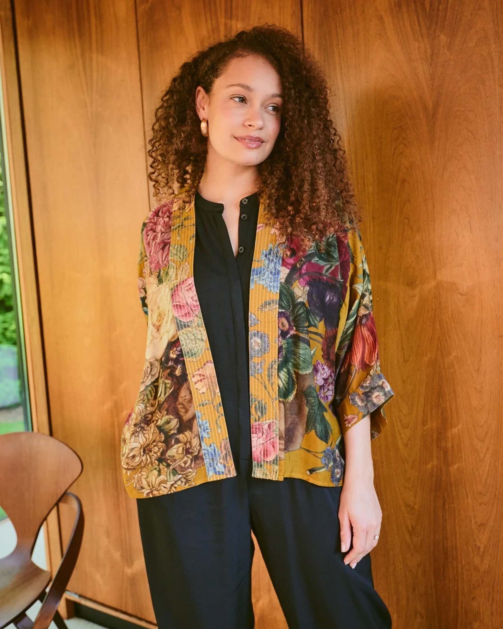 Kimono corto giallo ocra One Hundred Stars in modal e cupro a fantasia fiori multicolore image