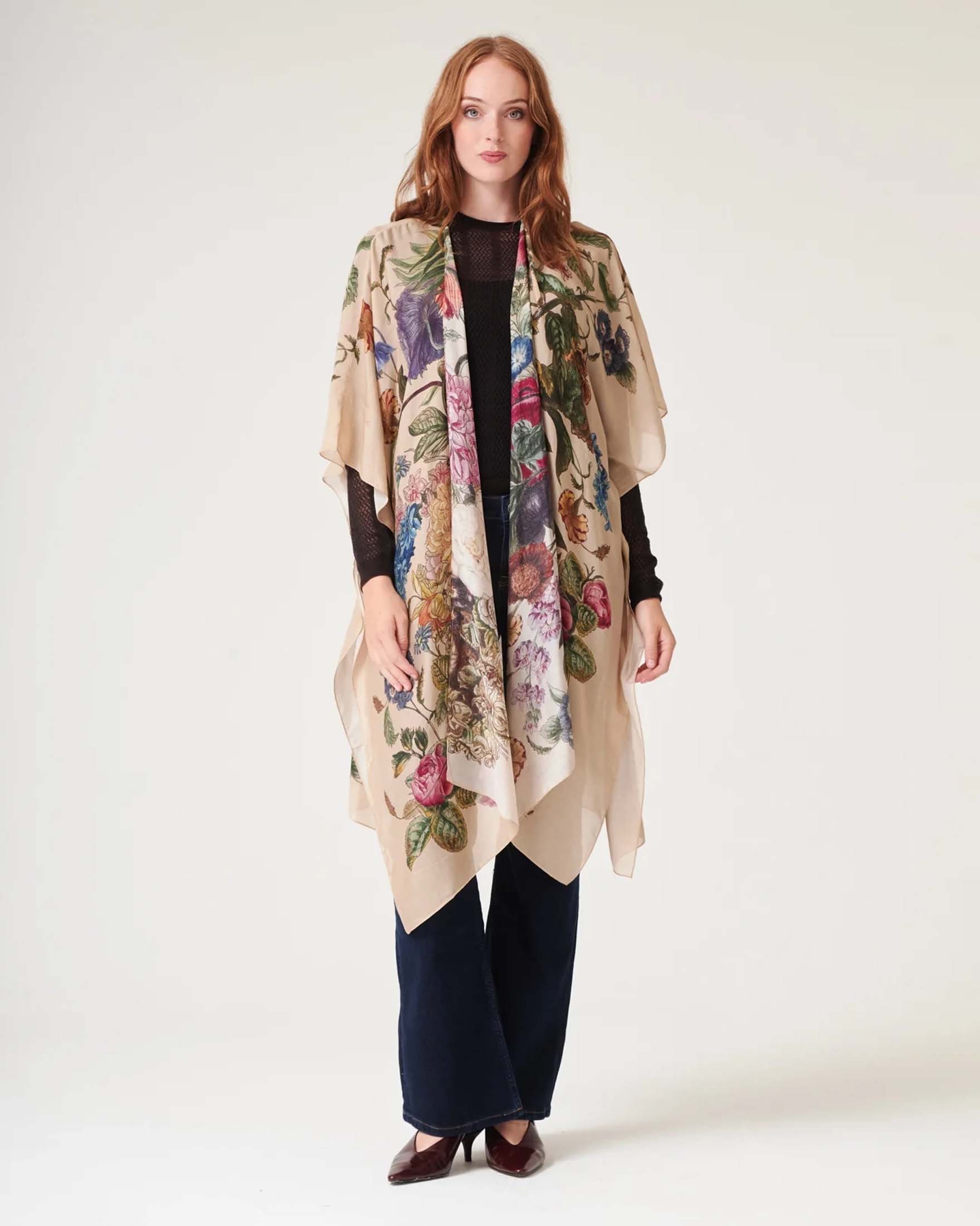 Kimono lungo beige a fantasia fiori multicolore in modal con maniche a tre quarti e spacchi laterali