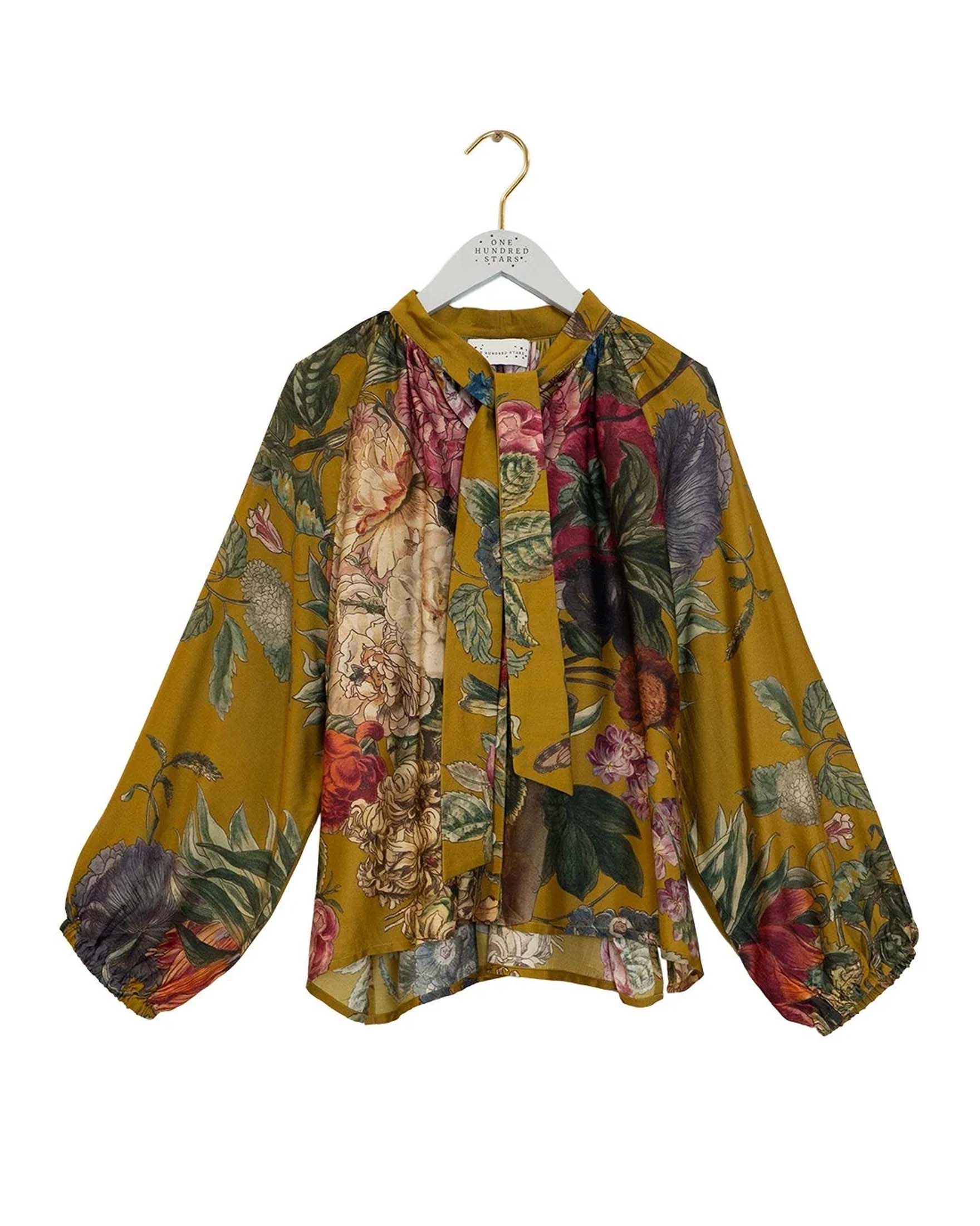 Camicia giallo ocra in modal a motivo floreale multicolore con fusciacca al collo