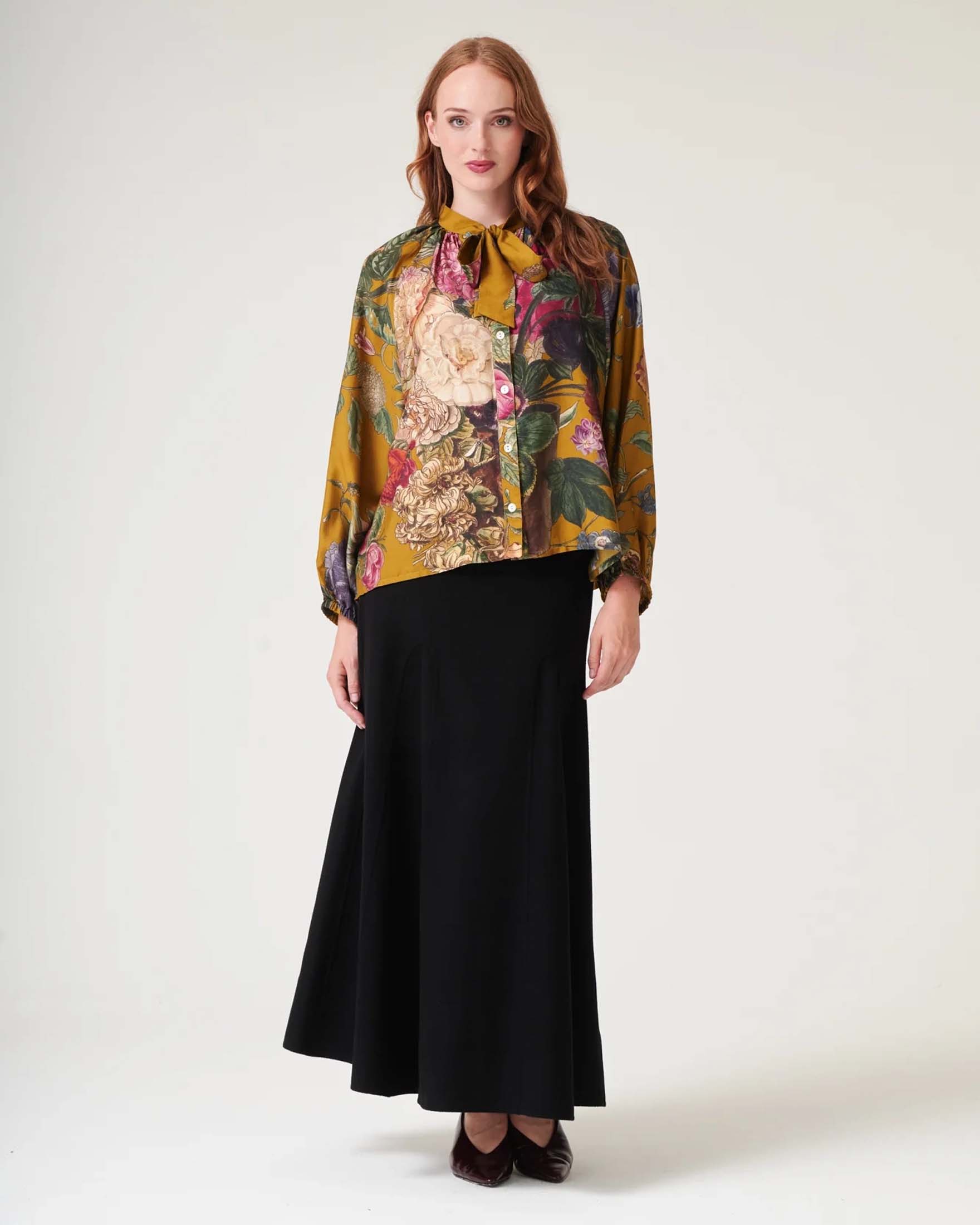 Camicia giallo ocra in modal One Hundred Stars a motivo floreale multicolore con fusciacca al collo image