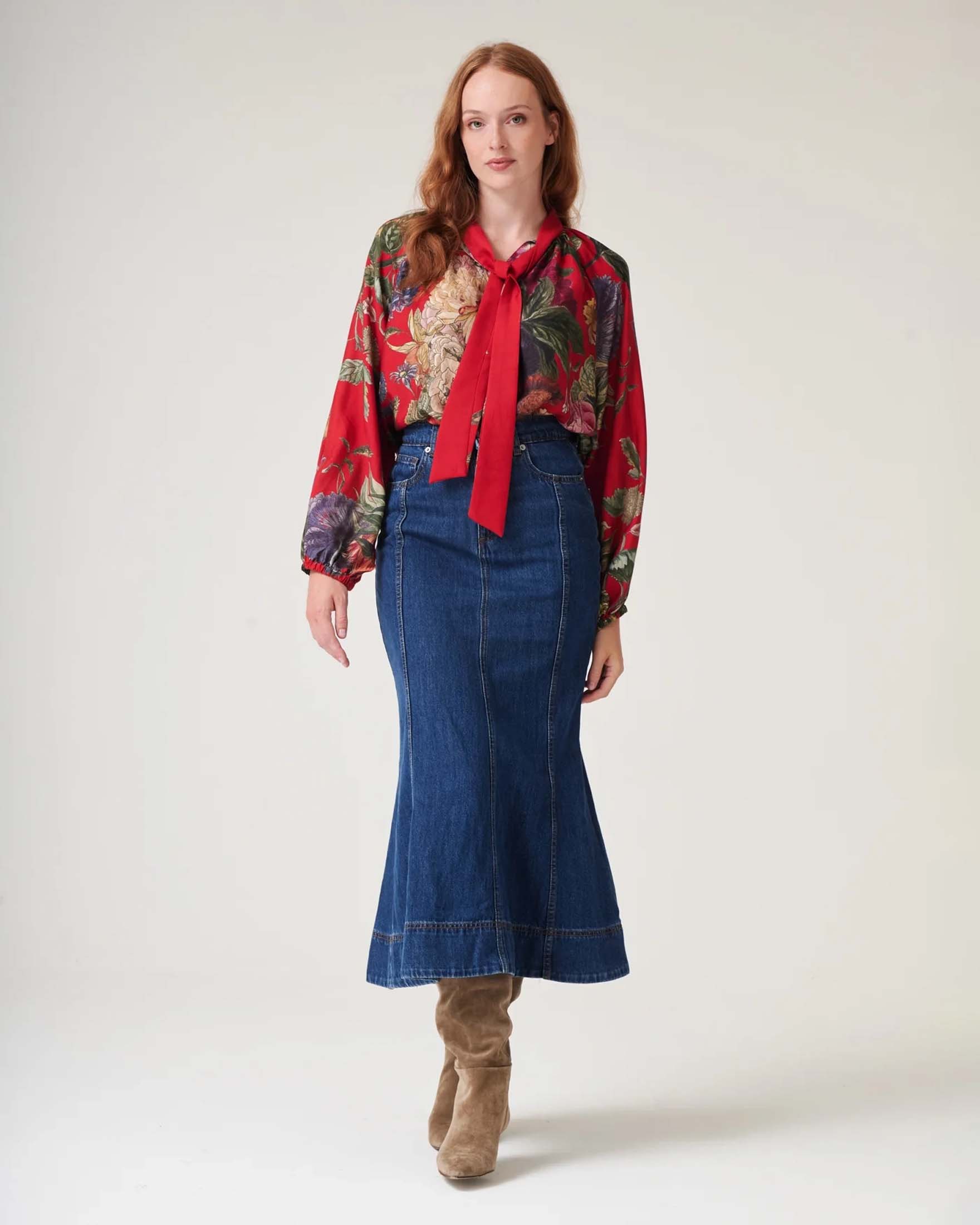 Camicia rossa in modal One Hundred Stars a motivo floreale multicolore con fusciacca al collo image