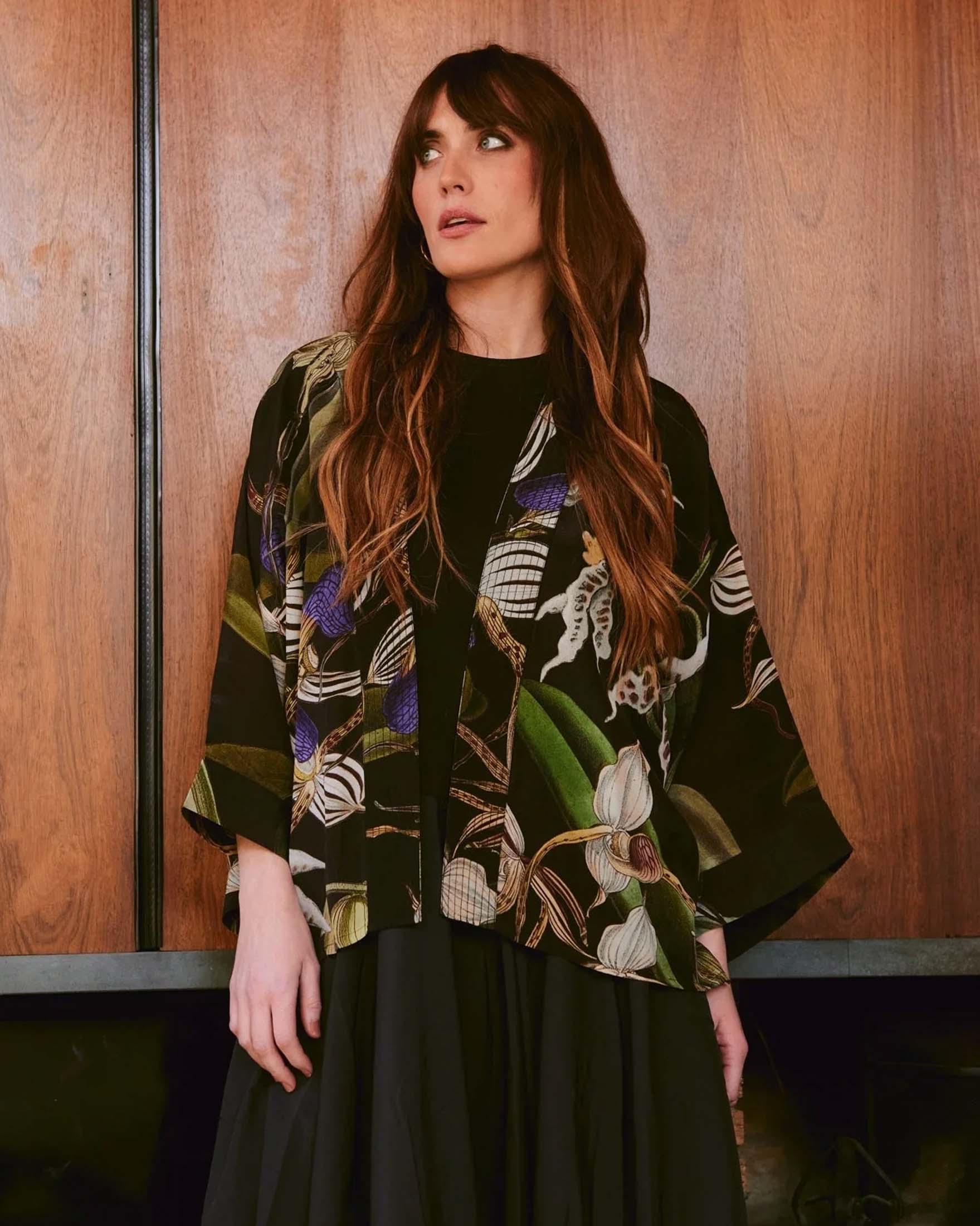 Kimono corto nero One Hundred Stars in modal e viscosa a fantasia orchidee bianche image