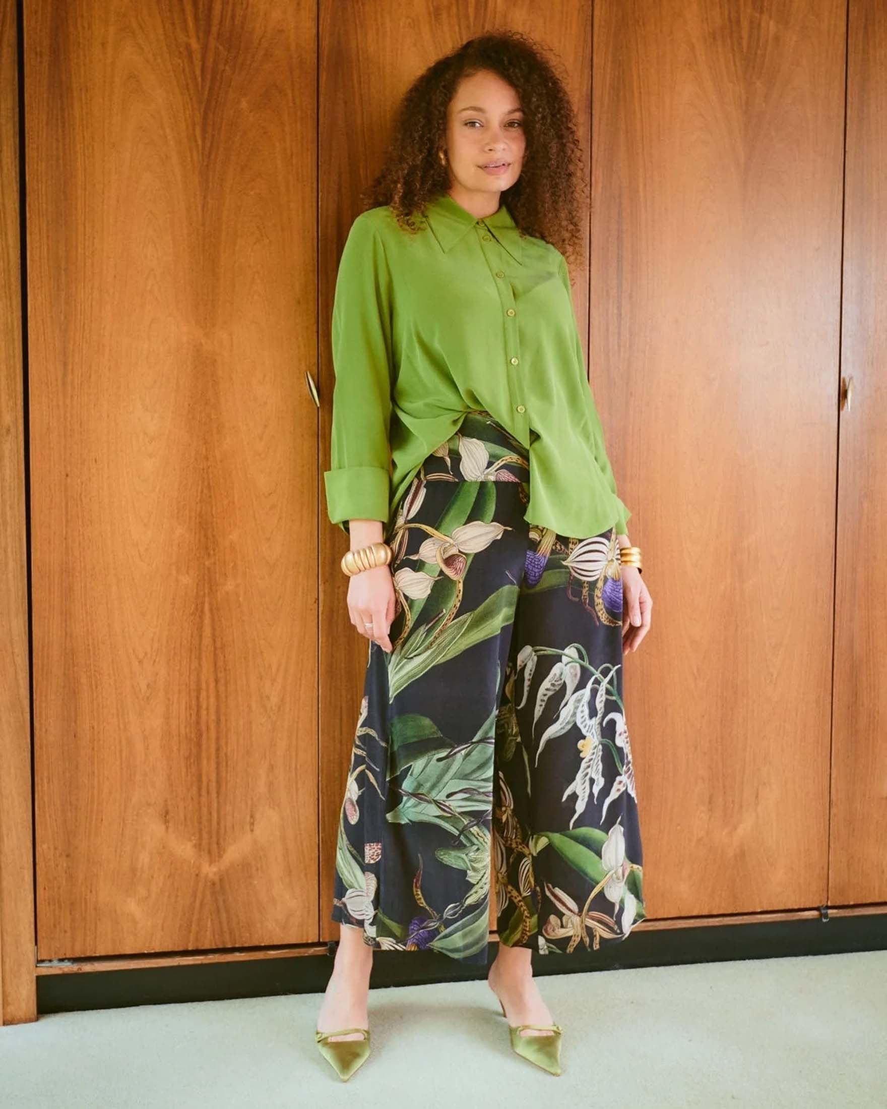 Pantaloni palazzo neri in crêpe di viscosa e cupro a fantasia orchidee
