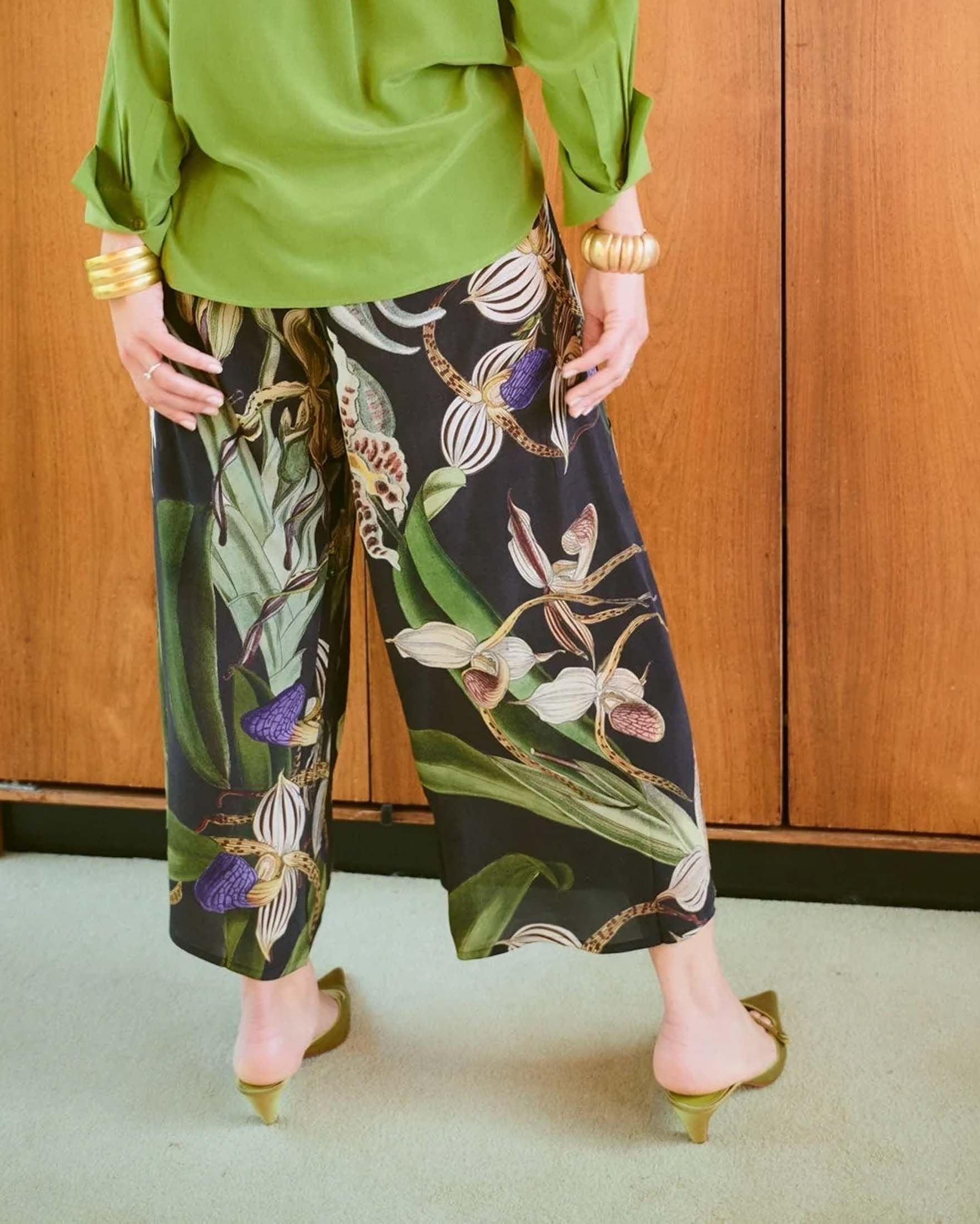 Pantaloni palazzo neri One Hundred Stars in crêpe di viscosa e cupro a fantasia orchidee image