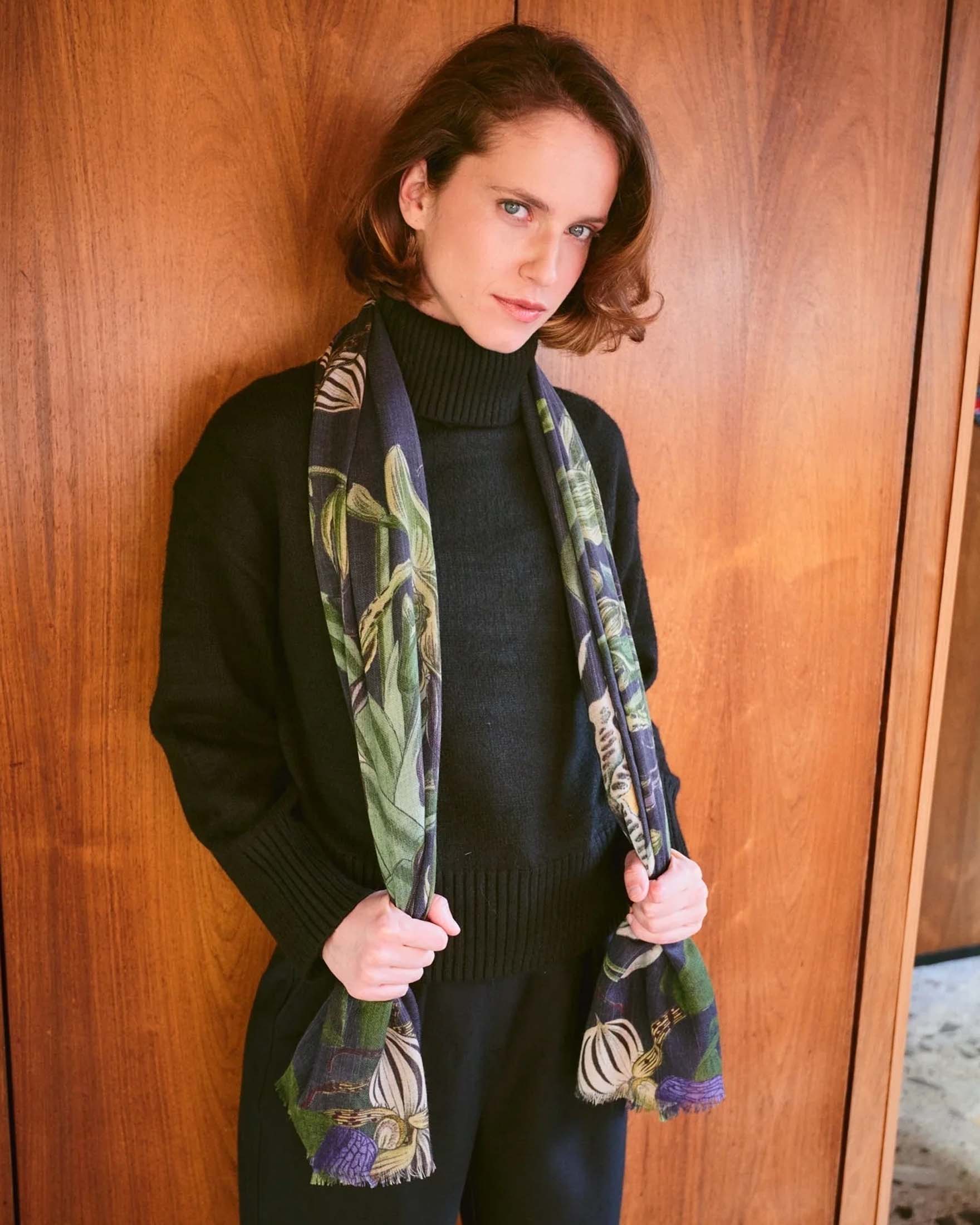 Sciarpa nera One Hundred Stars in pura lana a orchidee bianche image