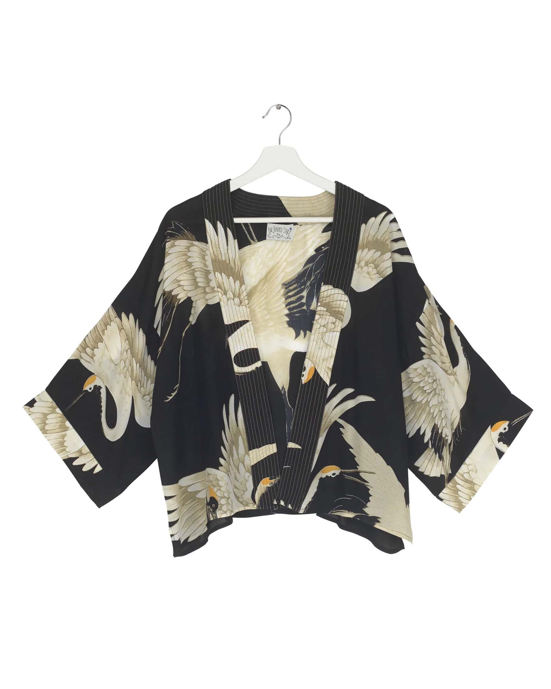 Kimono corto nero One Hundred Stars in modal e viscosa a fantasia aironi bianchi