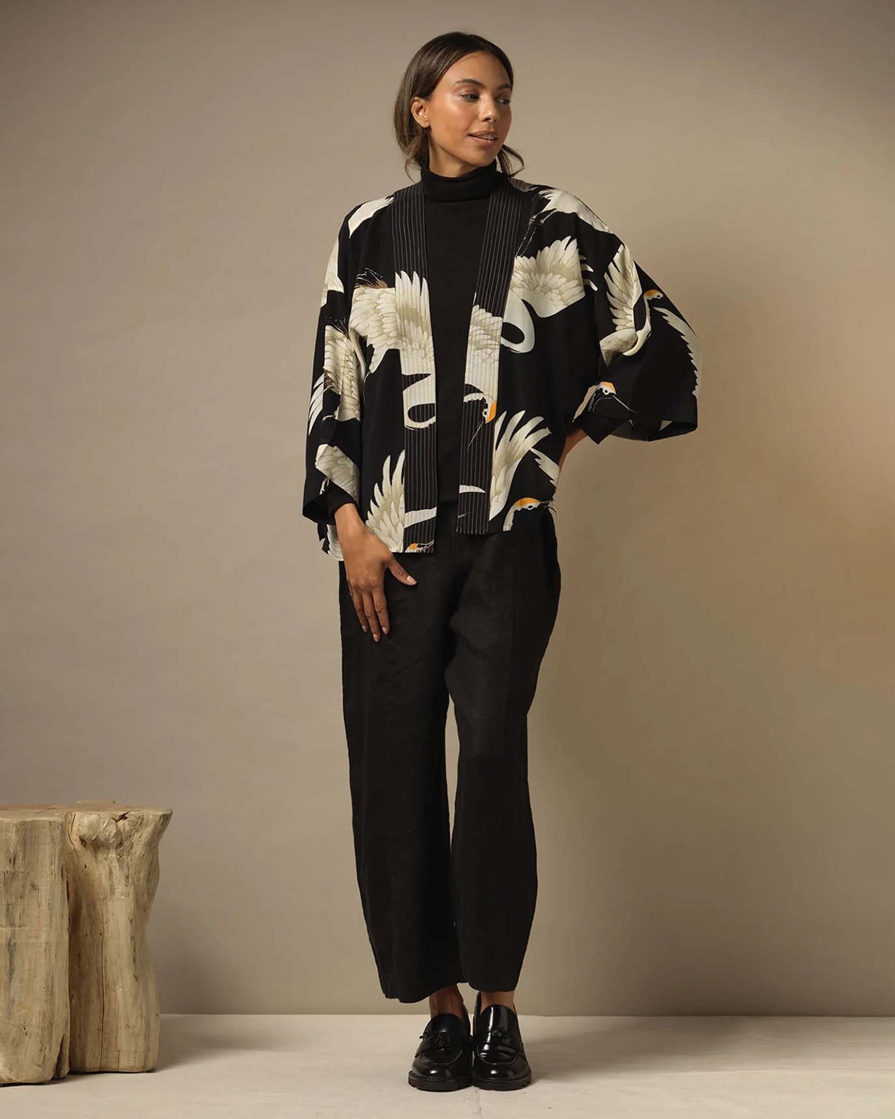 Kimono corto nero One Hundred Stars in modal e viscosa a fantasia aironi bianchi image