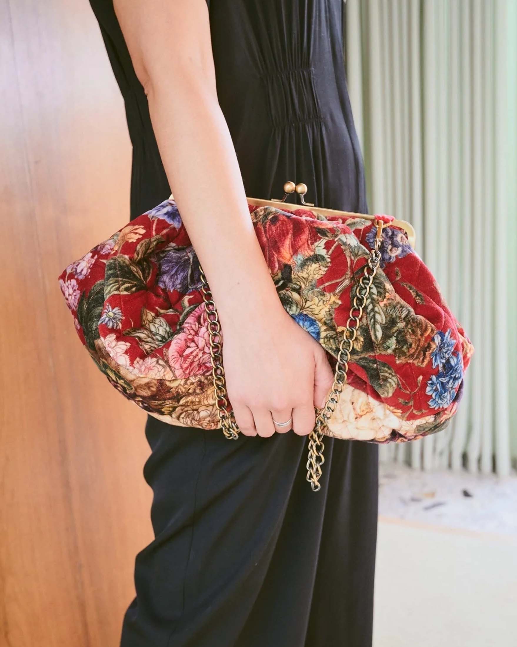 Borsa a mano rossa One Hundred Stars in velluto trapuntato a fantasia florealre multicolore con chiusura a in metallo image