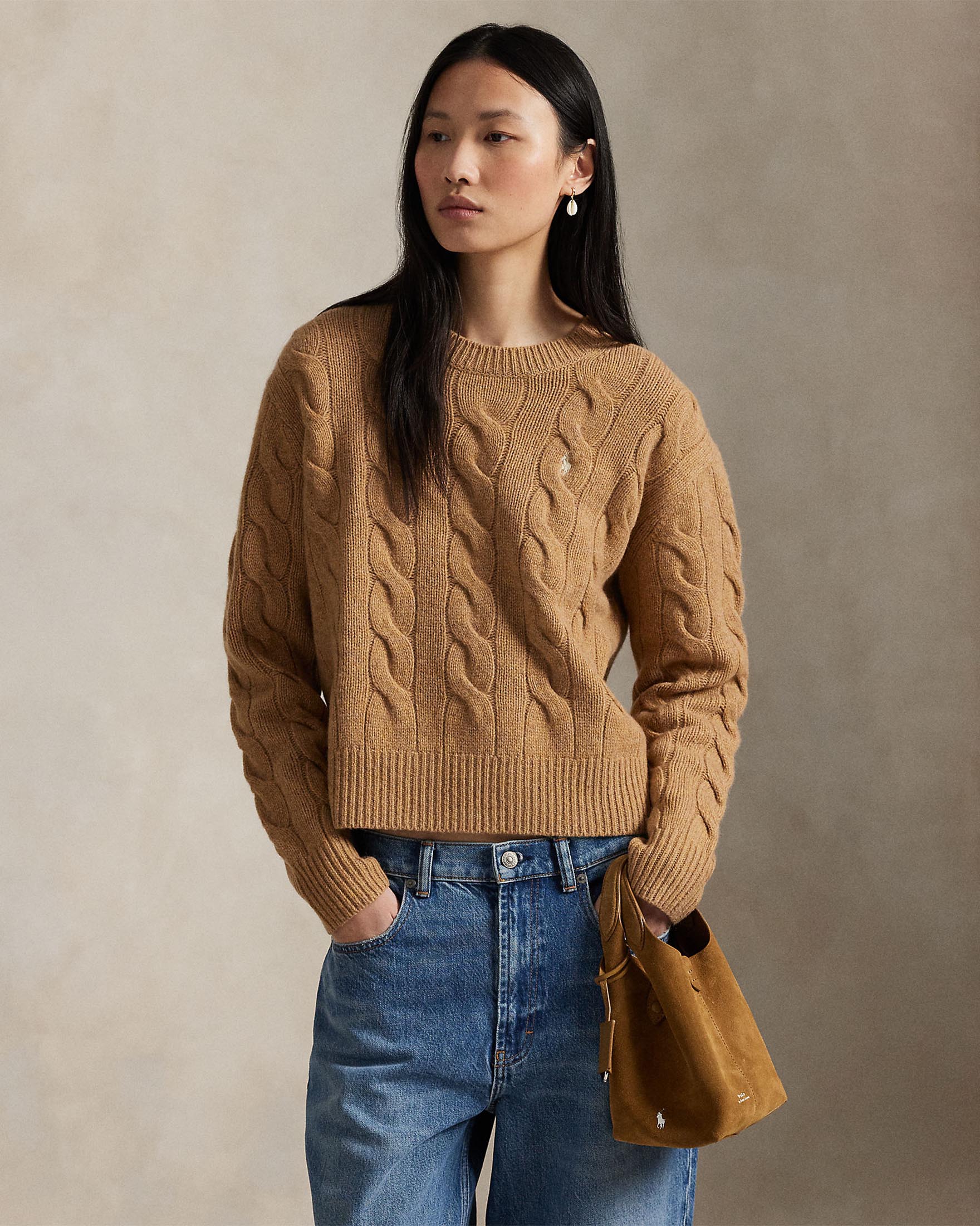 Maglia color cammello boxy Polo Ralph Lauren in lana e cashmere a trecce con logo ricamato sul petto a contrasto di colore