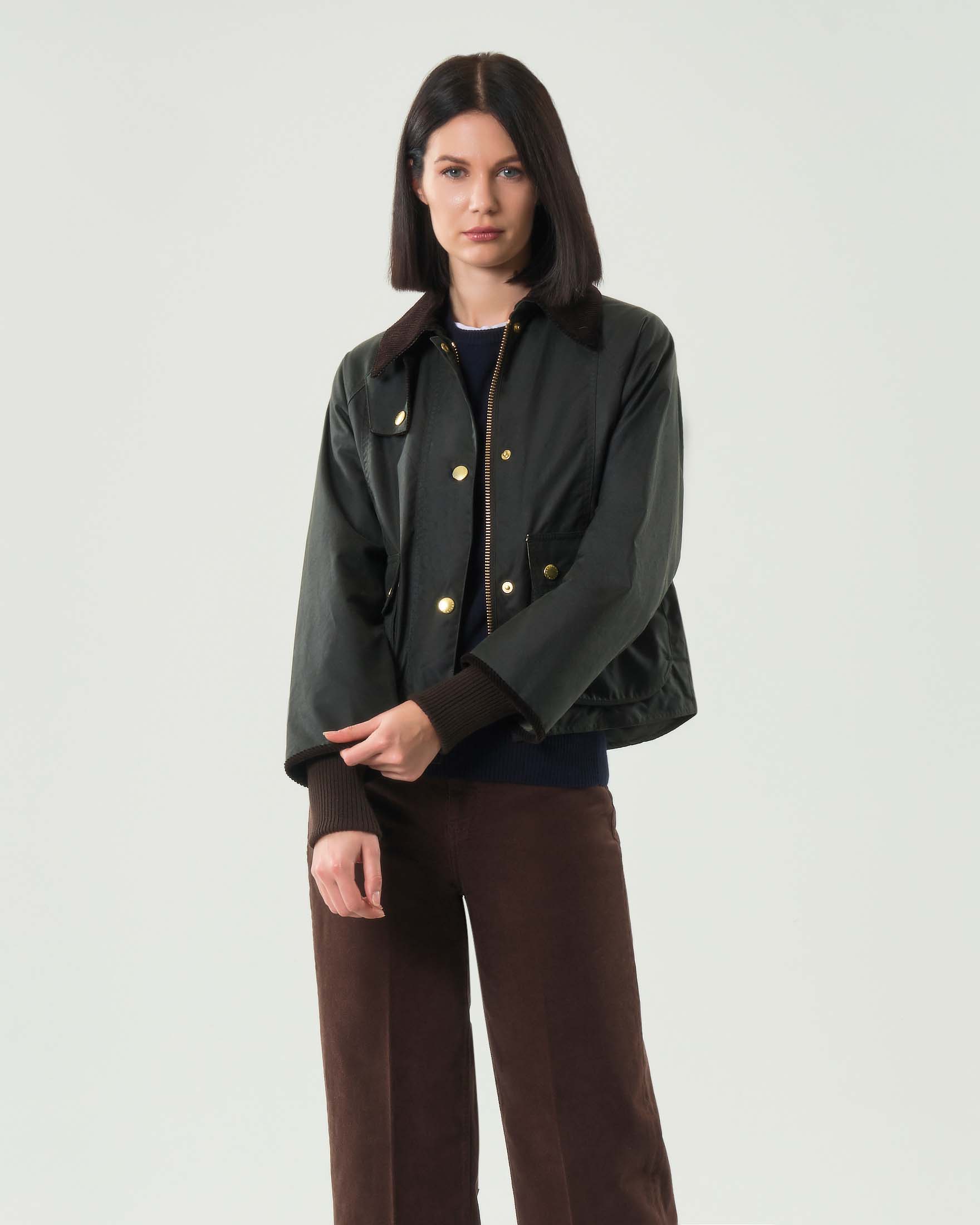 Barbour — Giacca corta Beadnell verde in cotone cerato con colletto in velluto a coste