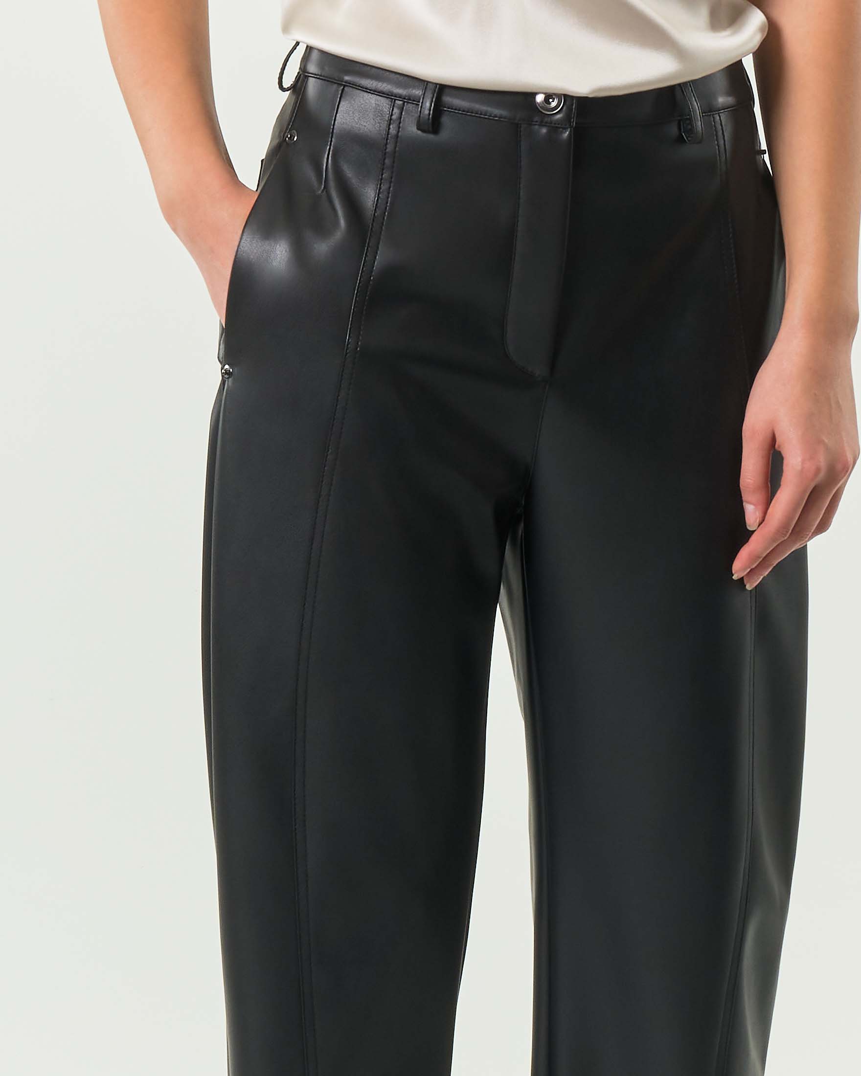 Pantaloni neri MM Max Mara in jersey effetto nappa con fit baloon e tasche a toppa sul retro image