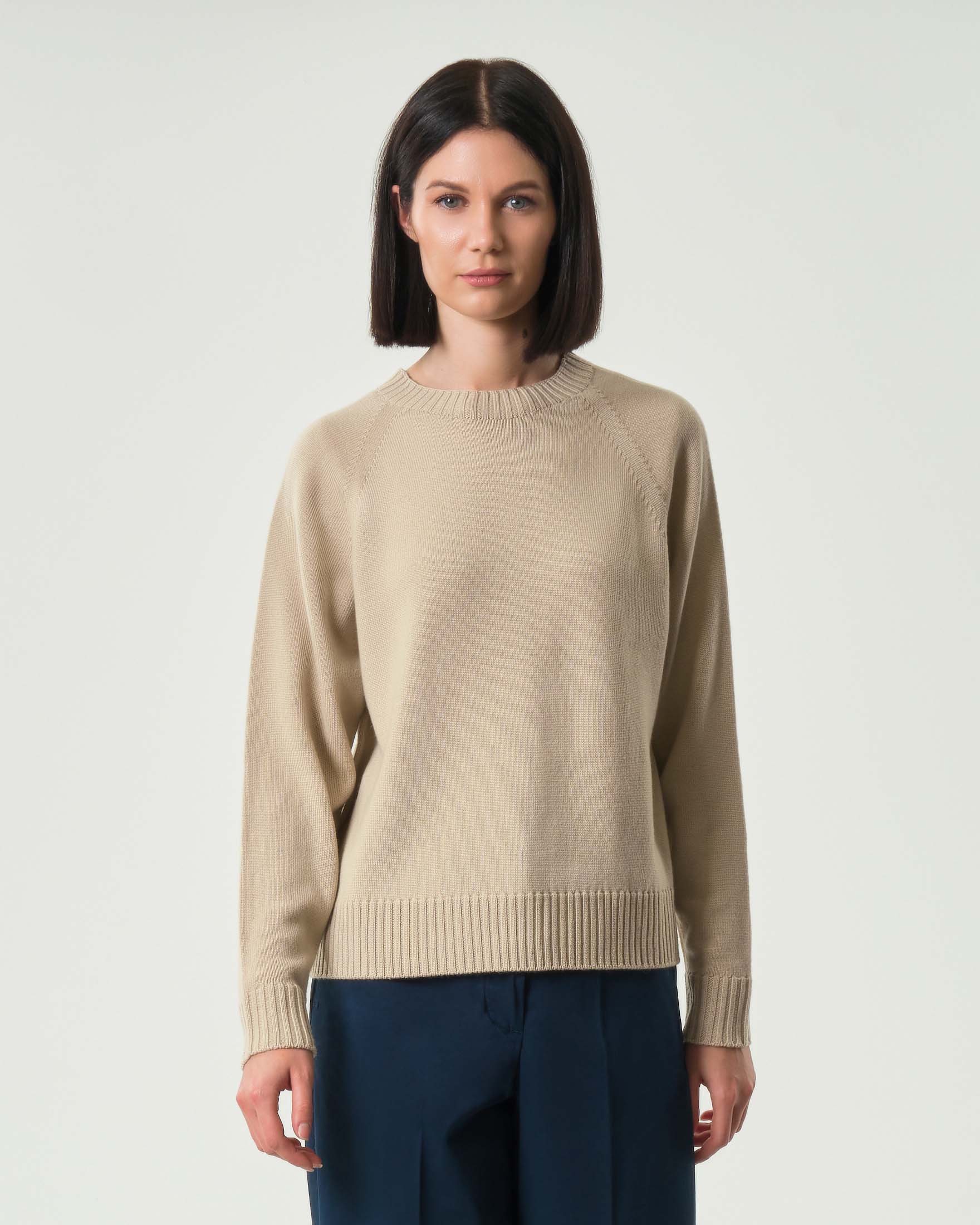 Maglia beige MM in pura lana con maniche raglan e profili a coste