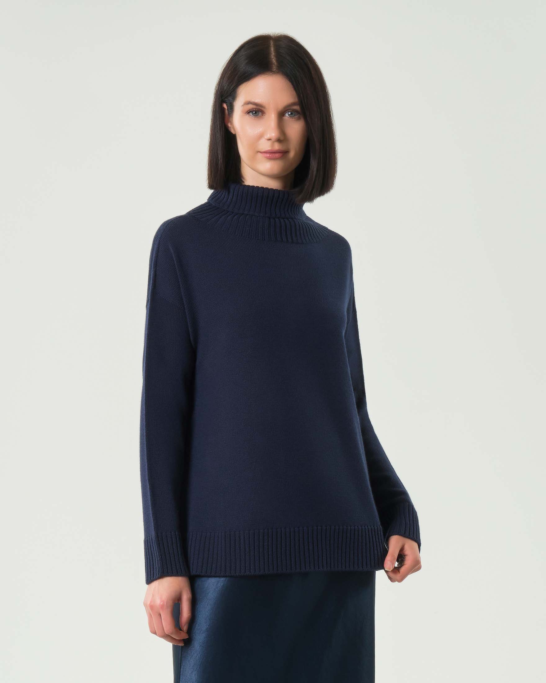 Maglia blu MM a collo alto in pura lana vergine con collo a cratere a coste