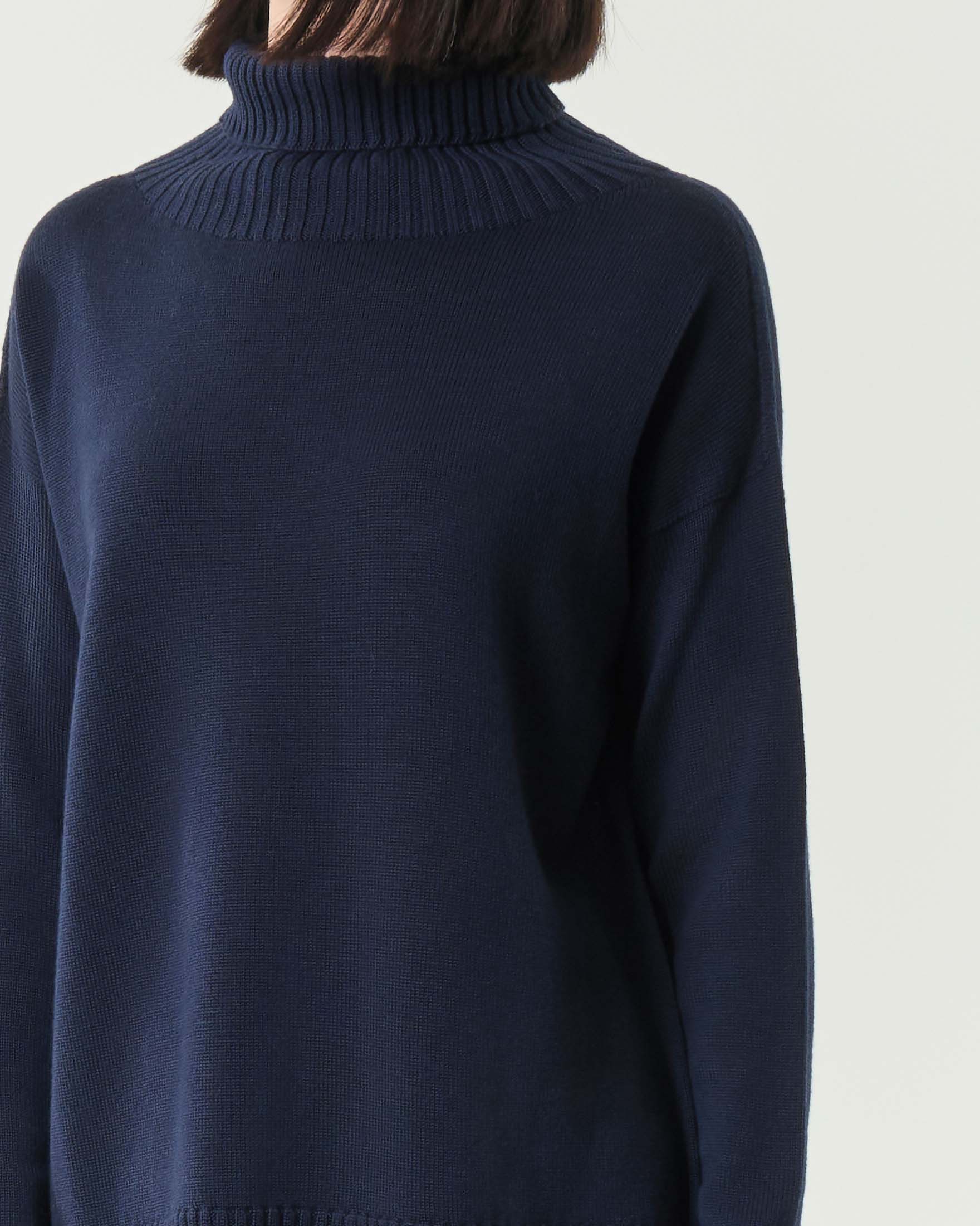 Maglia blu MM Max Mara a collo alto in pura lana vergine con collo a cratere a coste image