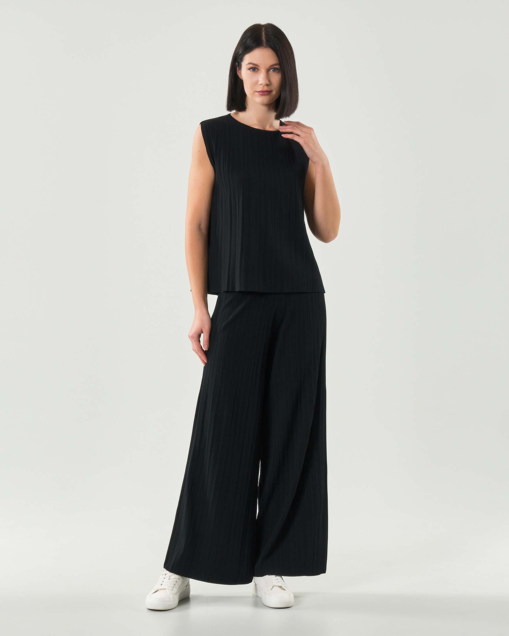 Pantaloni neri cropped ampi Weekend Max Mara in maglia di viscosa plissettata