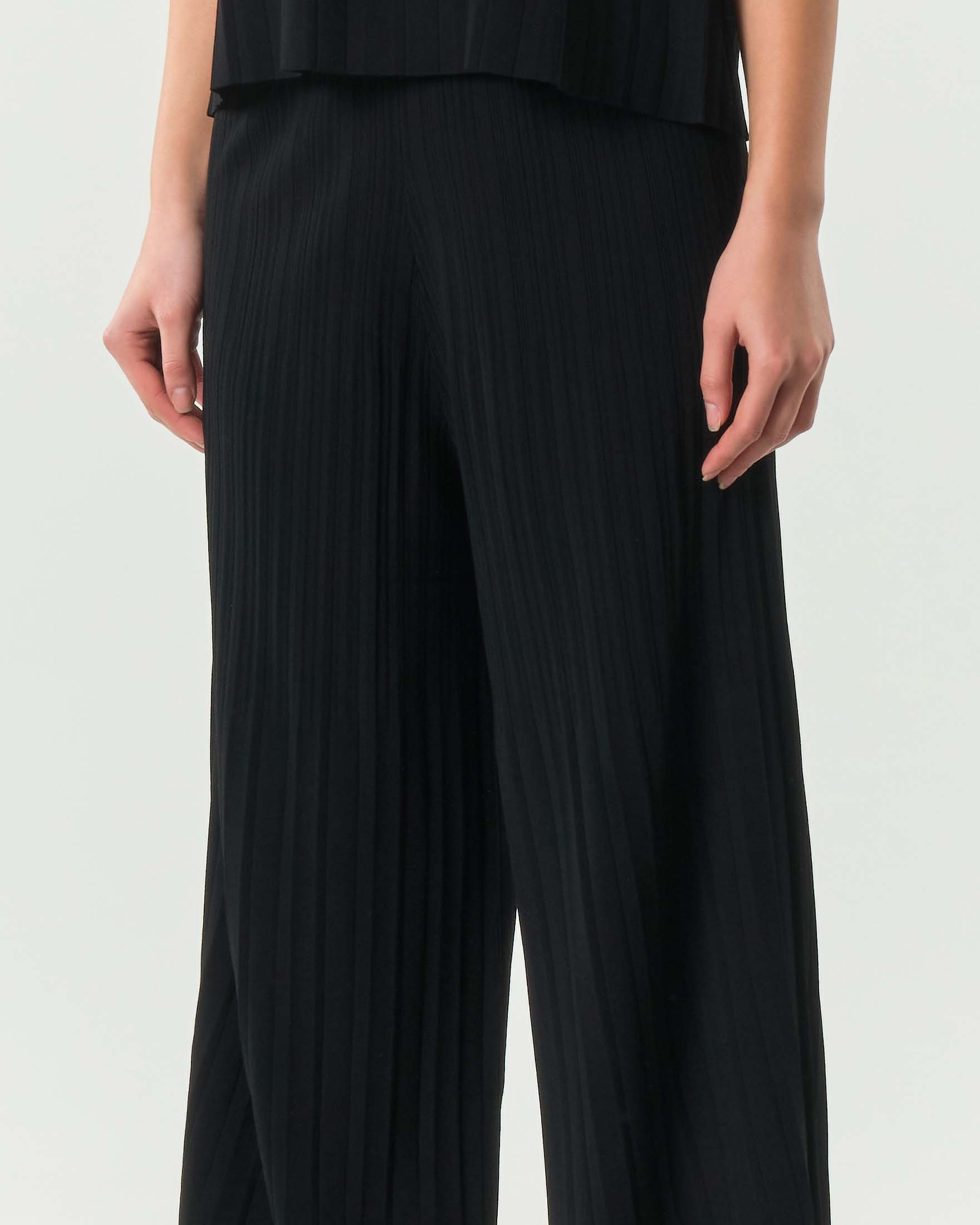 Pantaloni neri cropped ampi Weekend Max Mara in maglia di viscosa plissettata image