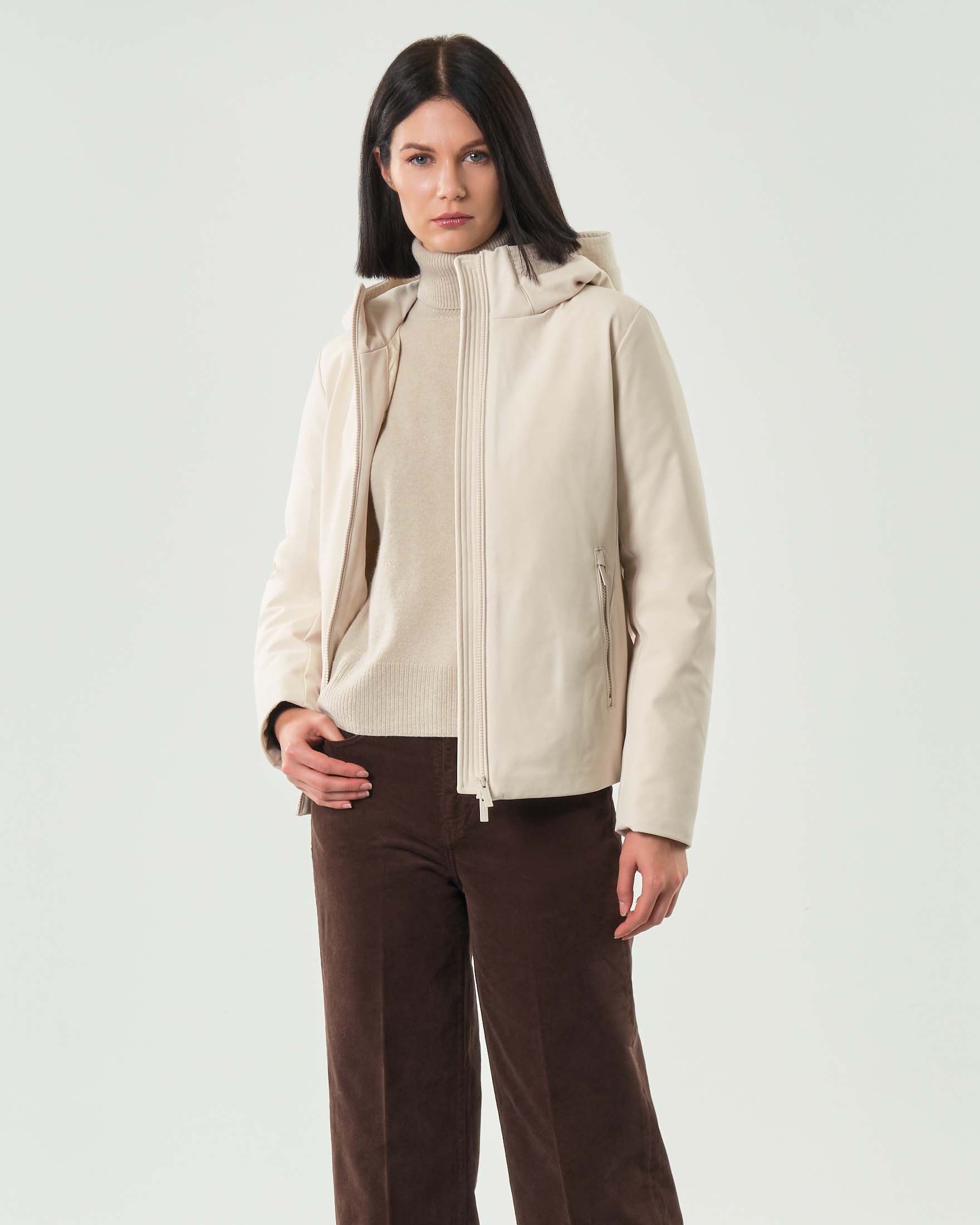 Firth Parka Woolrich color latte corto con cappuccio imbottito in piuma naturale in tessuto impermeabile antivento