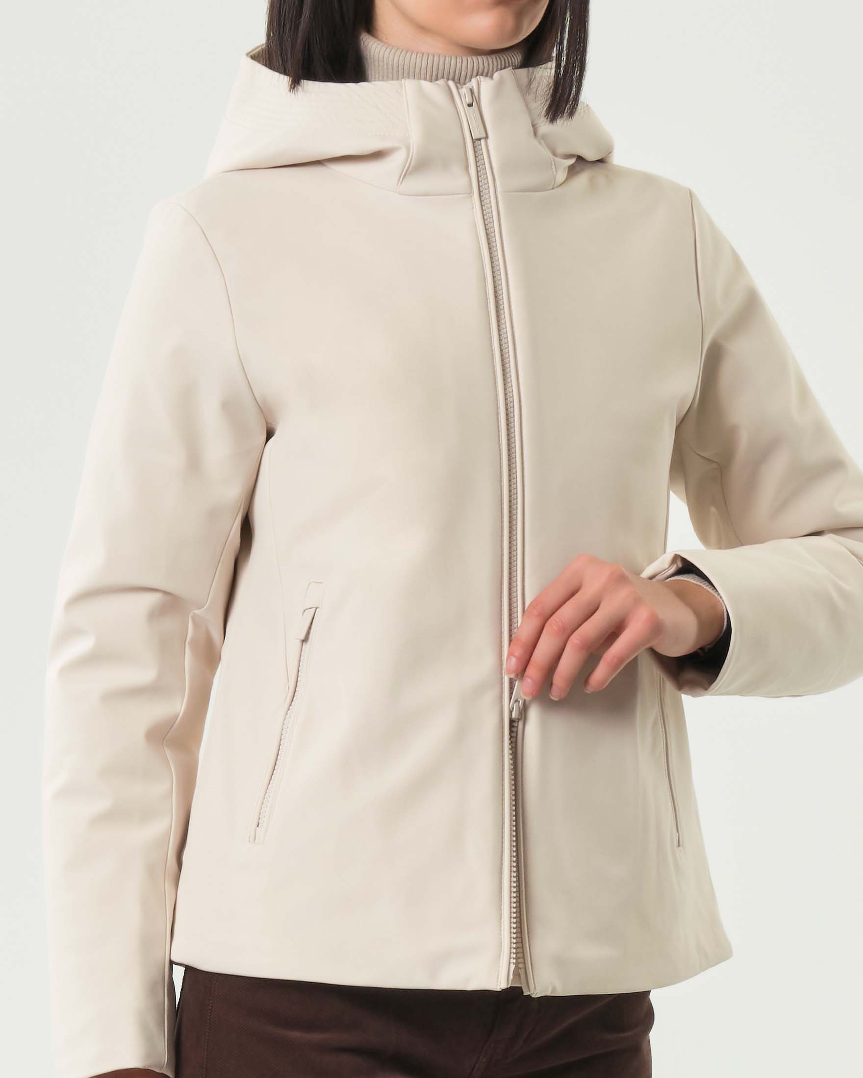 Firth Parka Woolrich color latte corto con cappuccio imbottito in piuma naturale in tessuto impermeabile antivento image