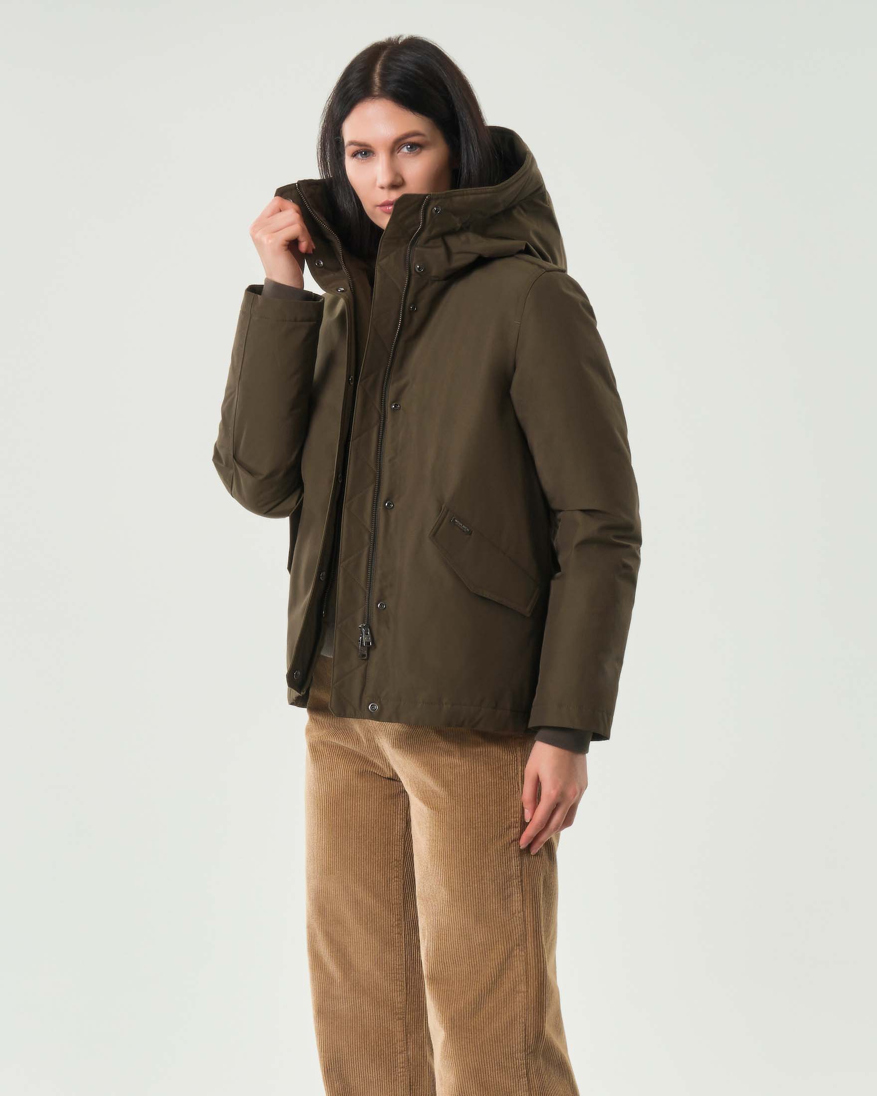 Giubbino verde militare Woolrich Ramar Cloth con cappuccio imbottita in piuma naturale