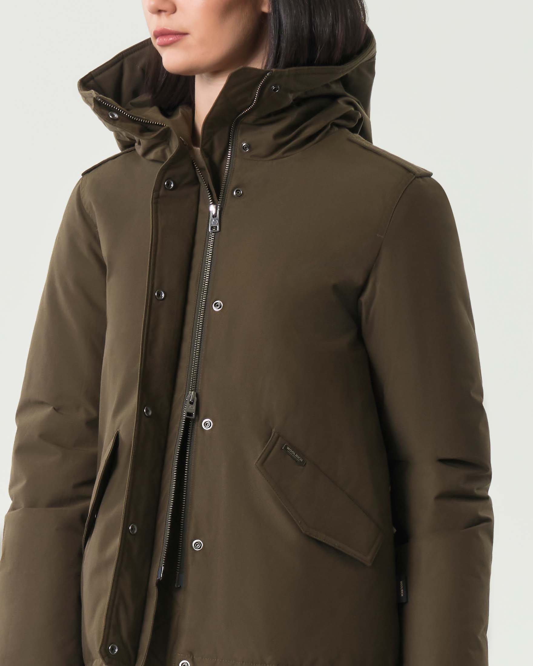 Giubbino verde militare Woolrich Ramar Cloth con cappuccio imbottita in piuma naturale image