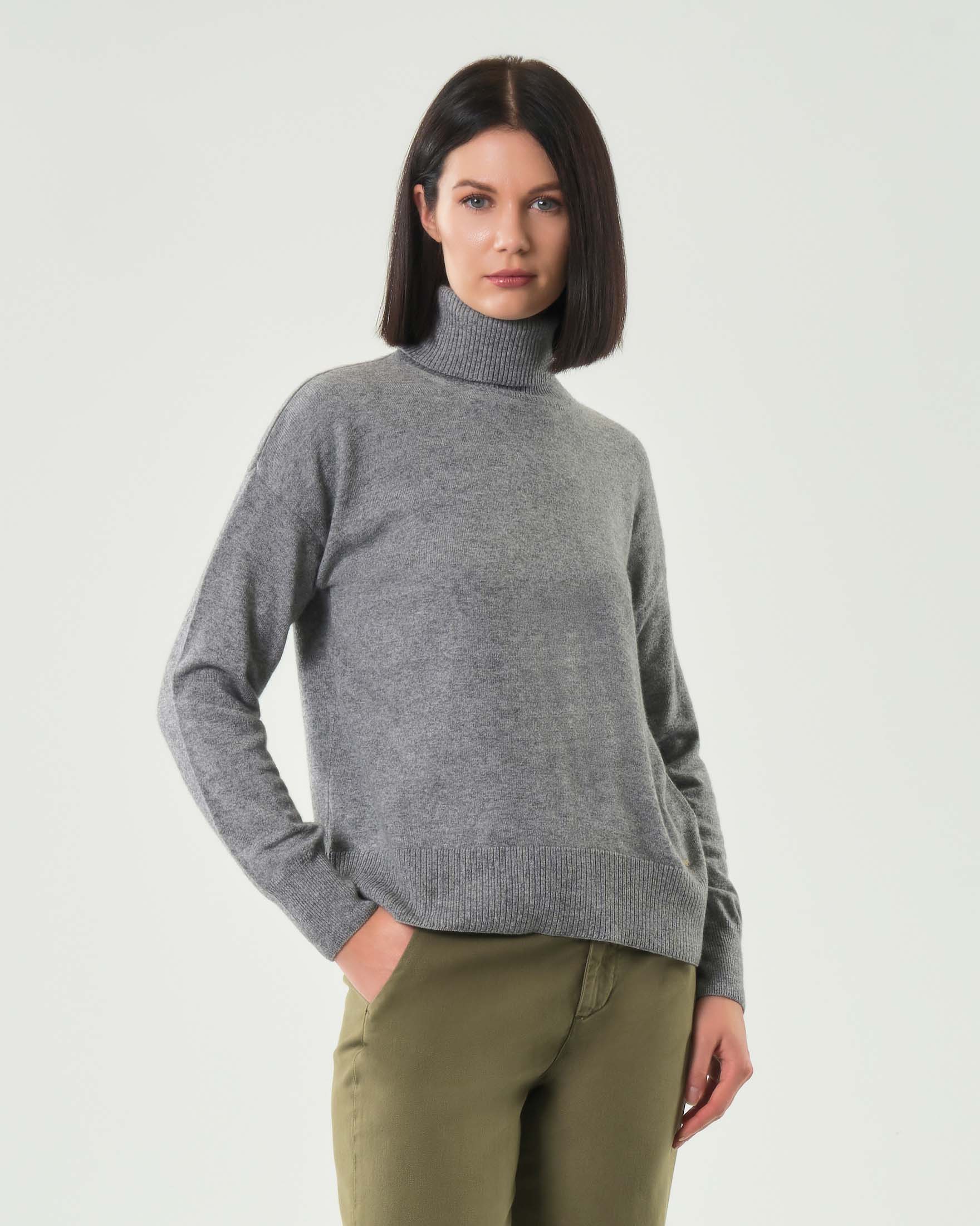 Maglia grigio melange Woolrich in lana e cashmere dalla linea boxy con collo alto