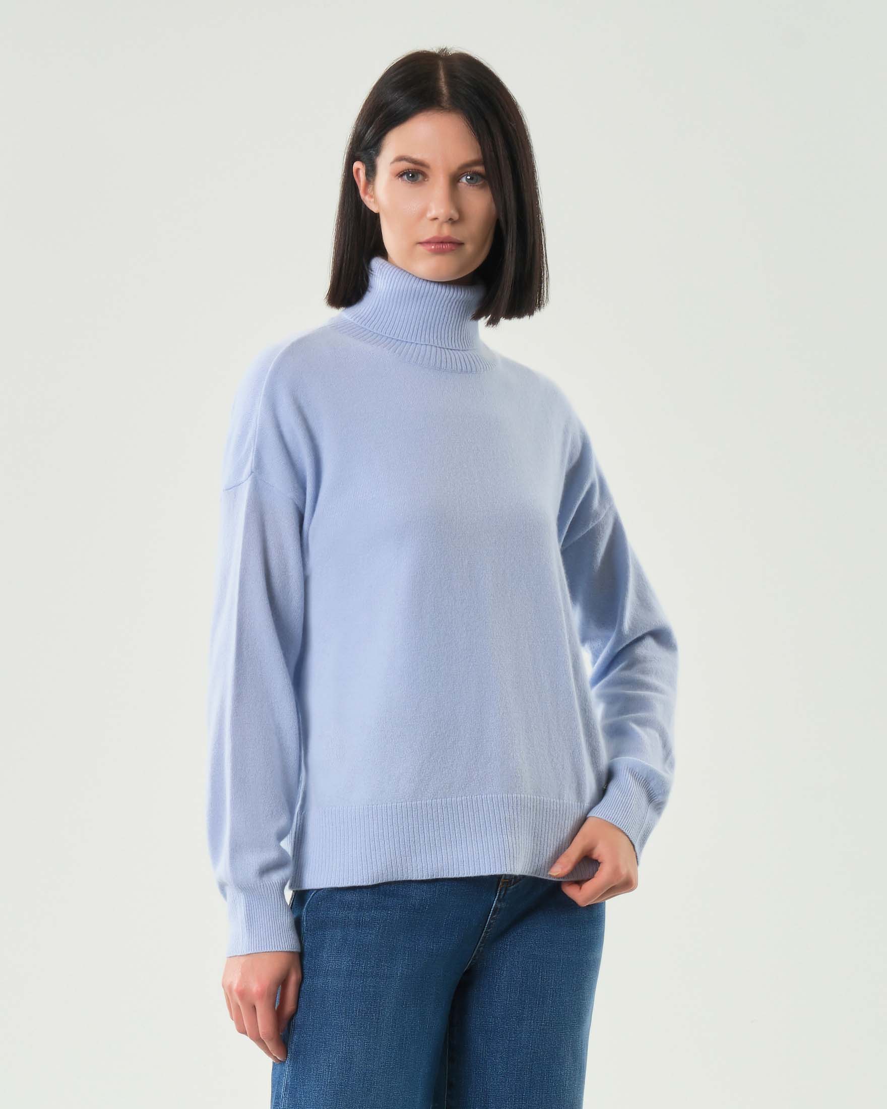 Maglia azzurro Woolrich in lana e cashmere dalla linea boxy con collo alto
