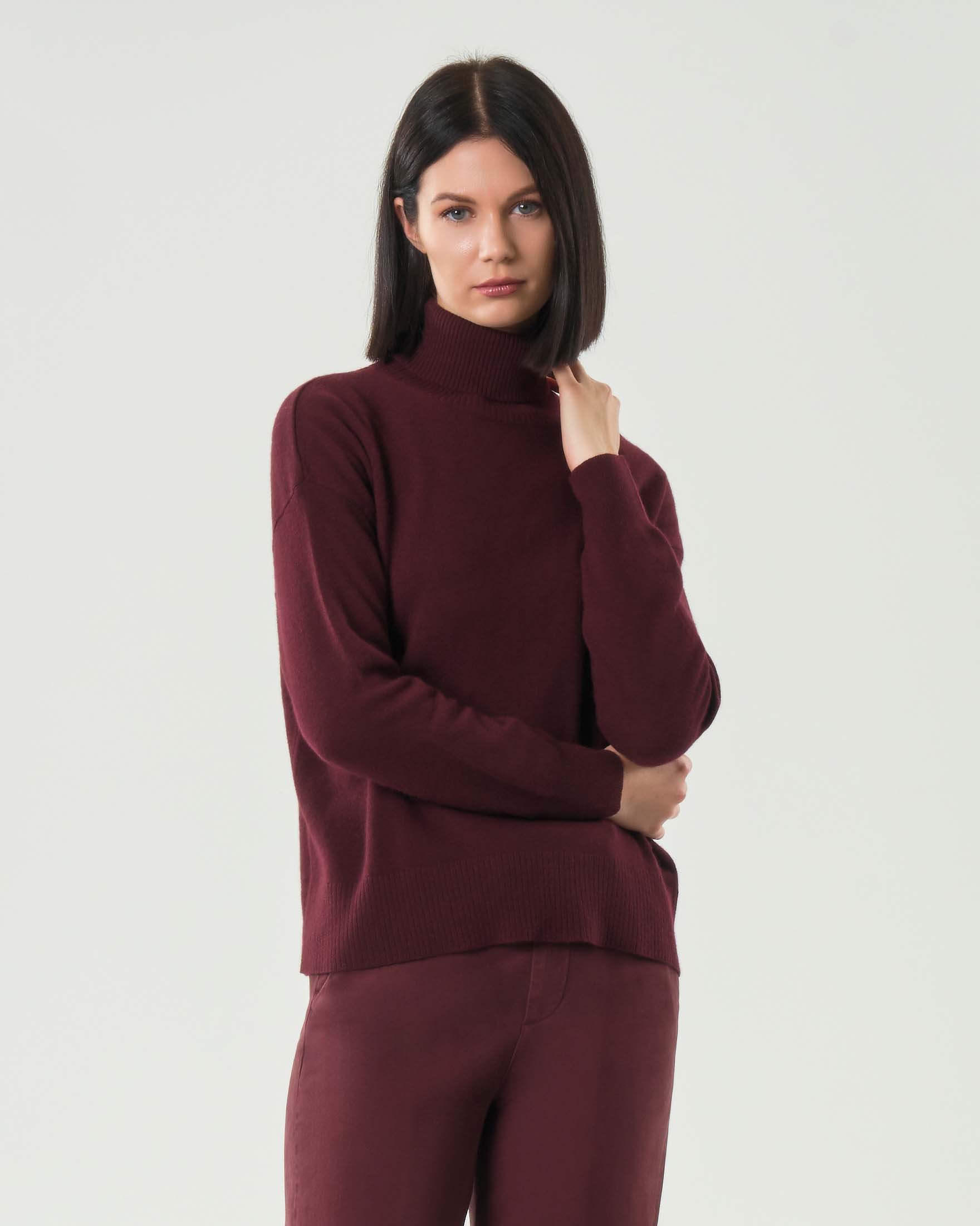 Maglia bordeaux Woolrich in lana e cashmere dalla linea boxy con collo alto