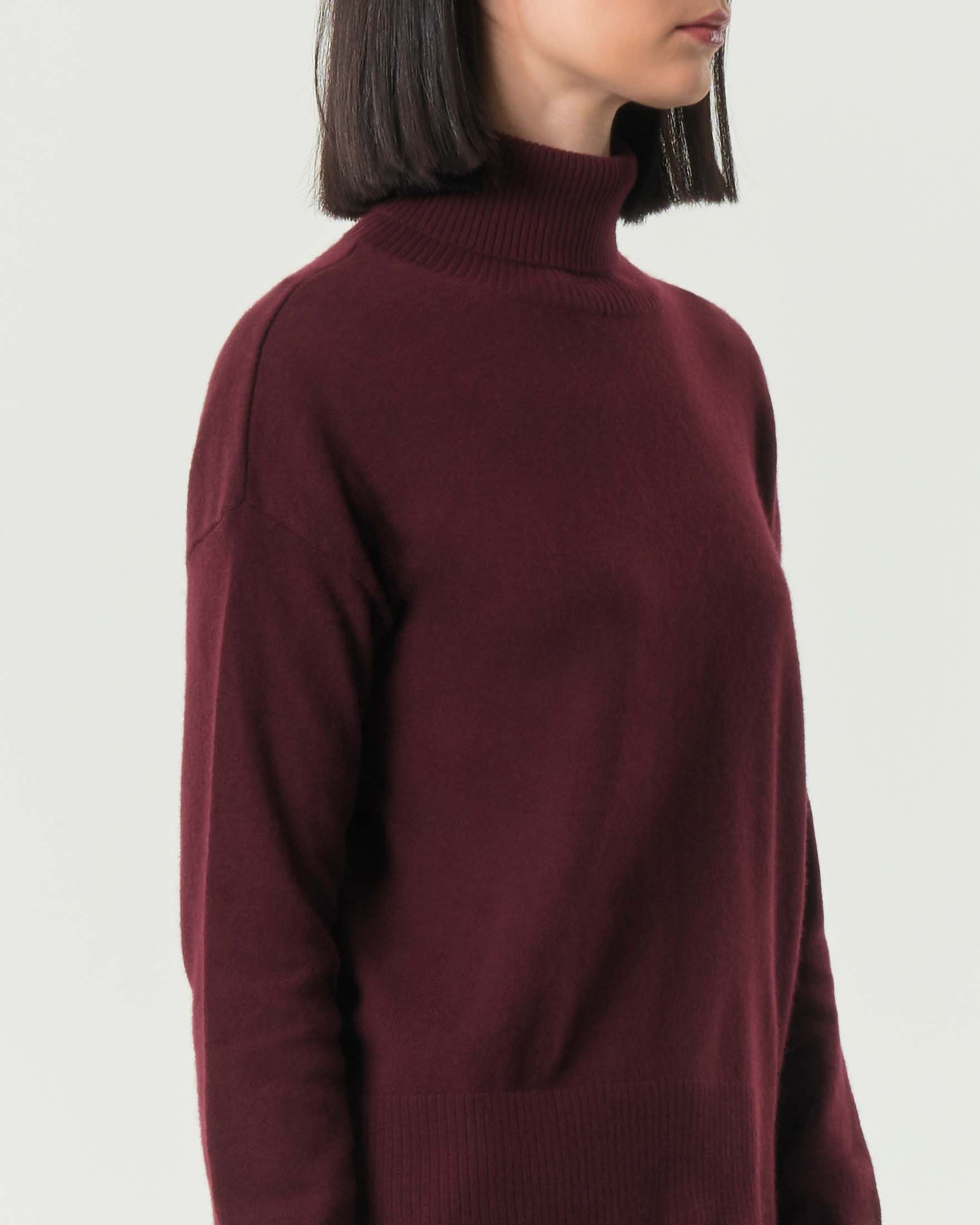 Maglia bordeaux Woolrich in lana e cashmere dalla linea boxy con collo alto image