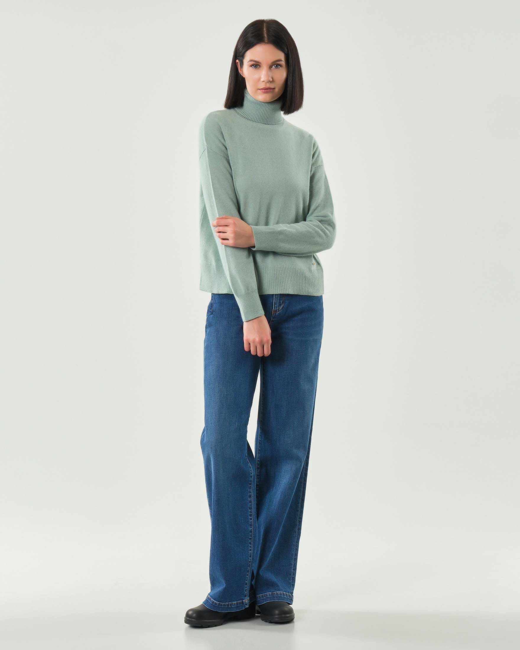 Maglia color acqua Woolrich in lana e cashmere dalla linea boxy con collo alto image