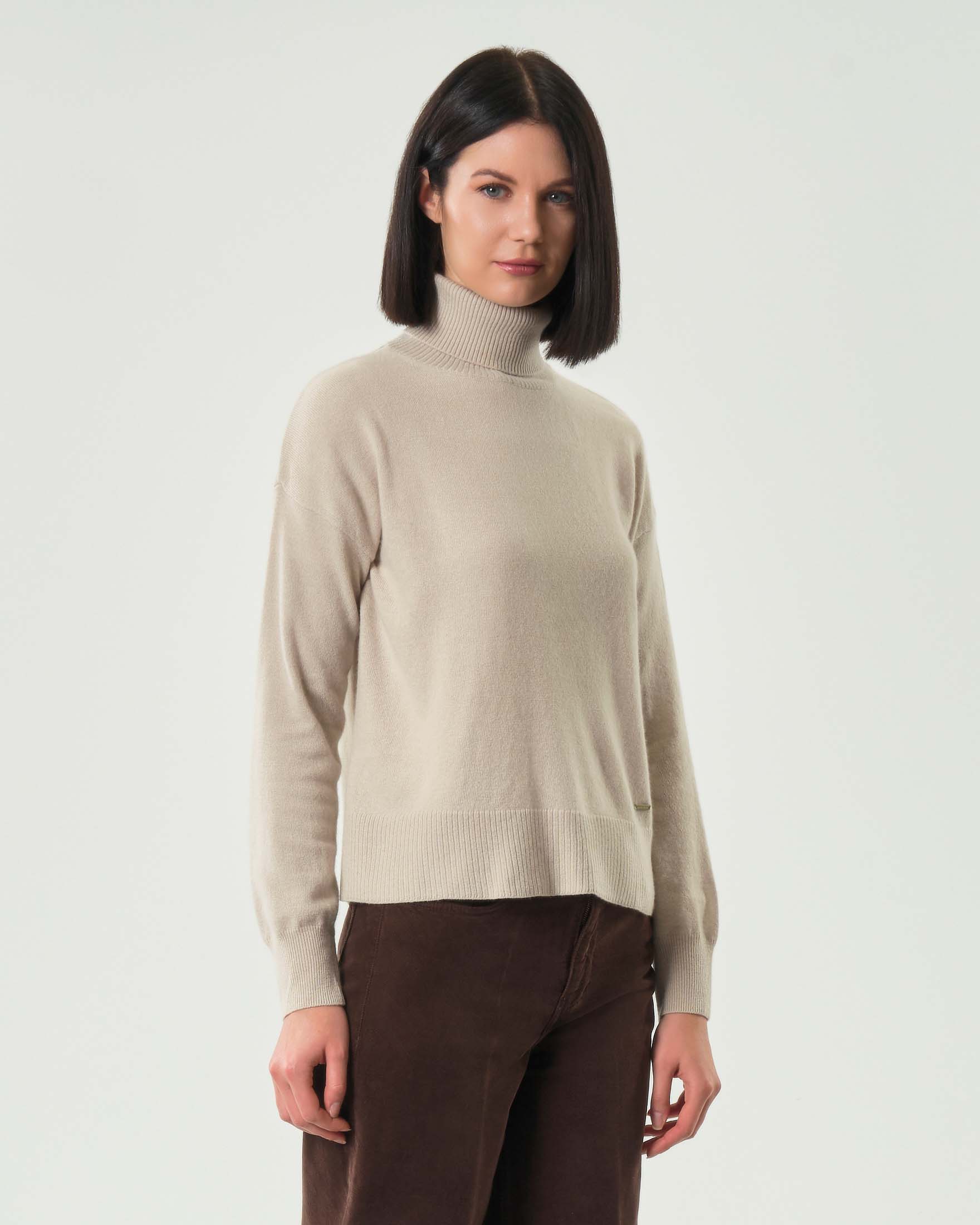 Maglia beige Woolrich in lana e cashmere dalla linea boxy con collo alto