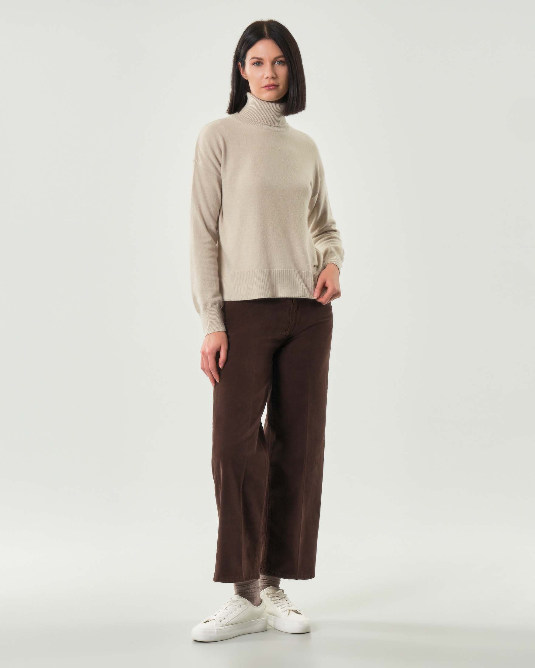 Maglia beige Woolrich in lana e cashmere dalla linea boxy con collo alto image