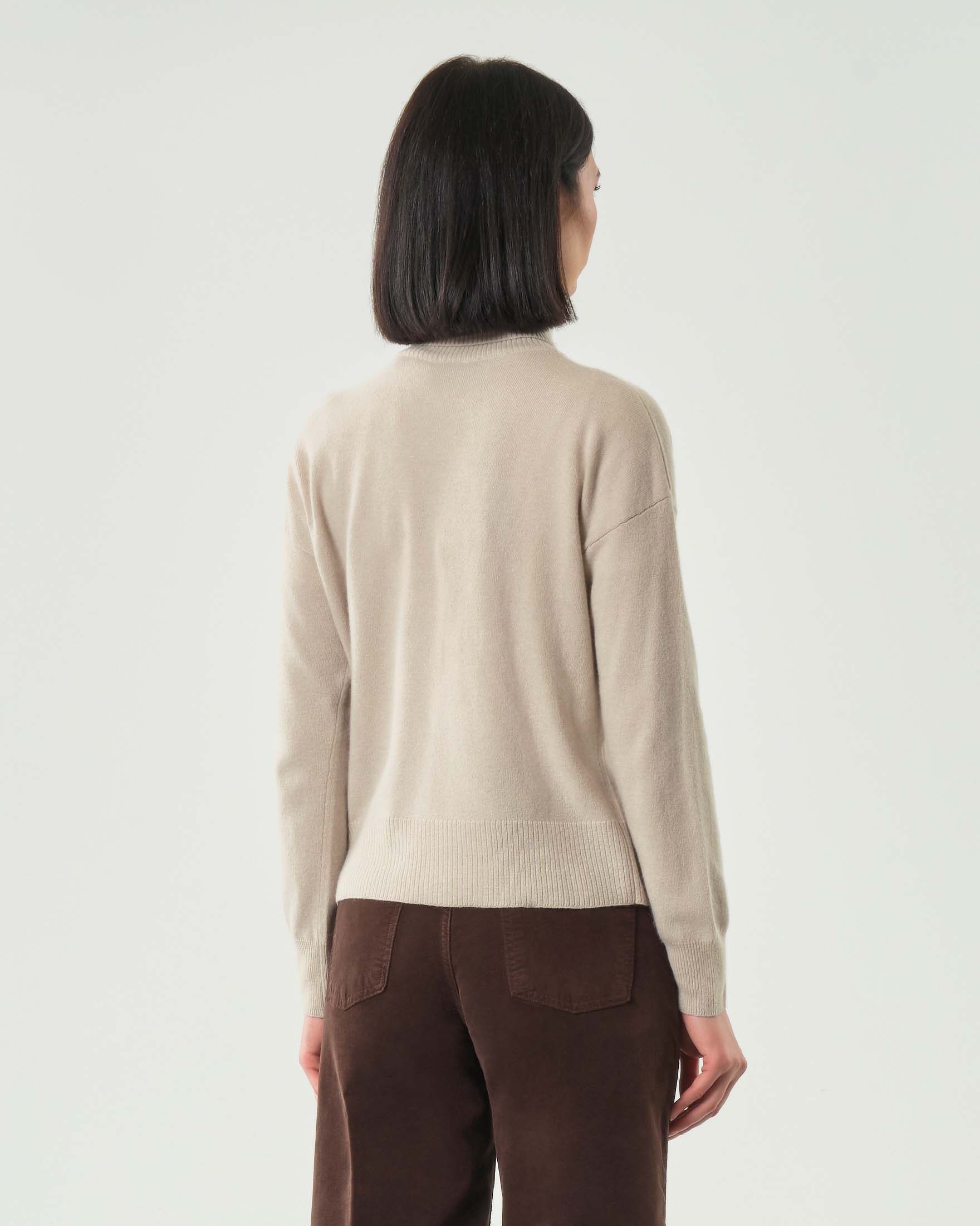Maglia beige Woolrich in lana e cashmere dalla linea boxy con collo alto
