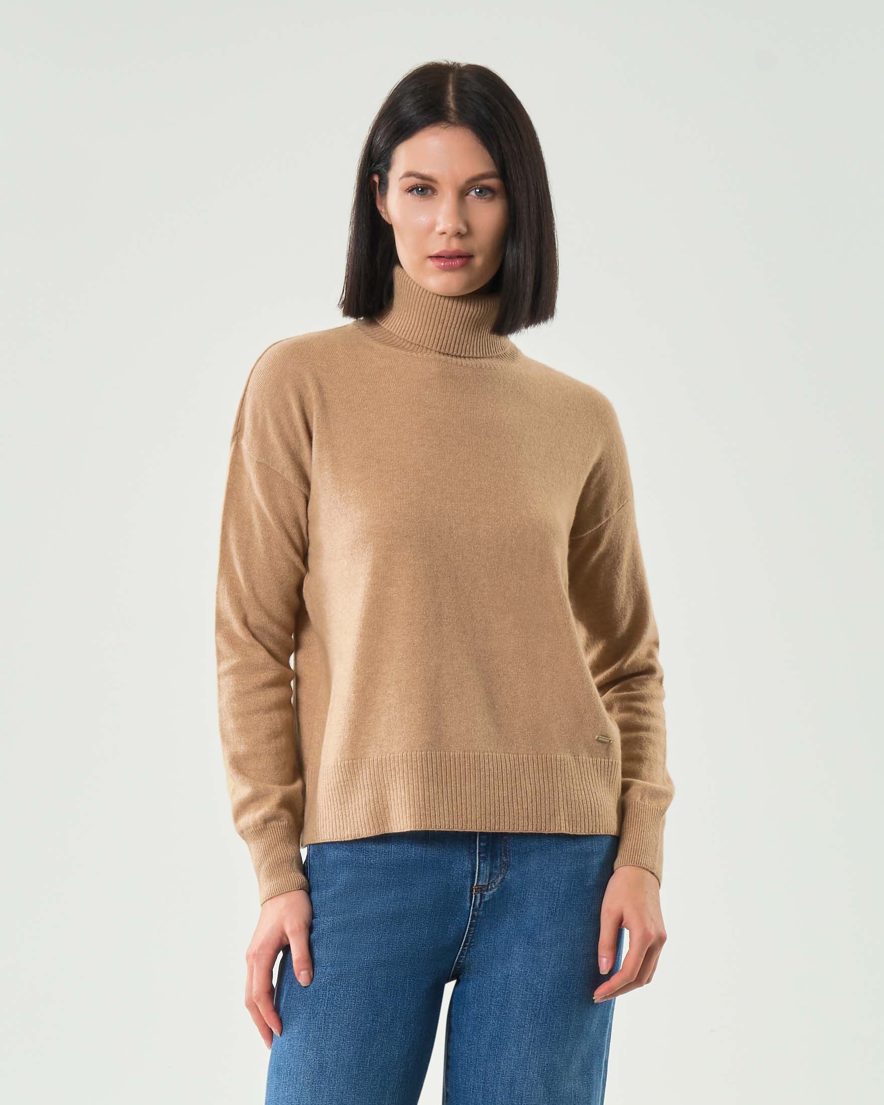 Maglia color cammello Woolrich in lana e cashmere dalla linea boxy con collo alto
