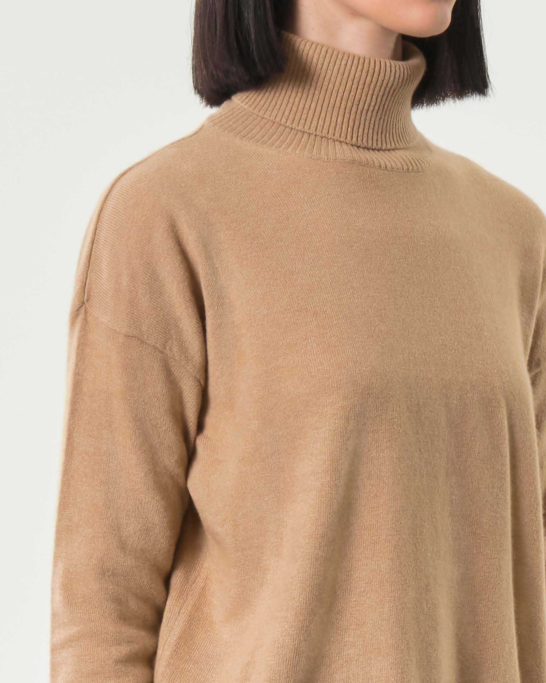 Maglia color cammello Woolrich in lana e cashmere dalla linea boxy con collo alto image